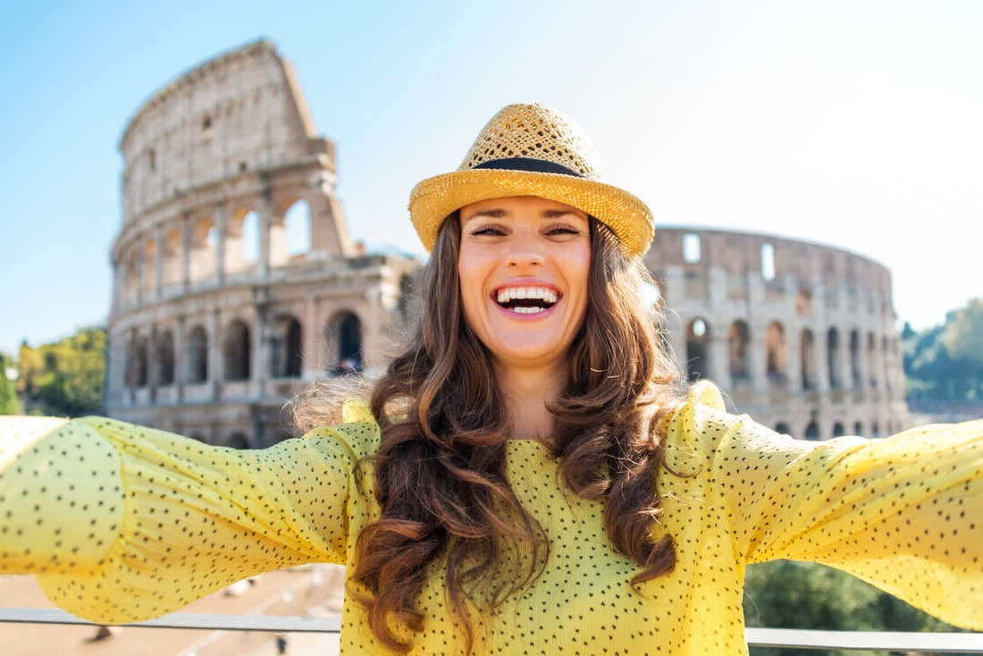 Самая приветливая. Картинки Италия женщина улыбается. Селфи Рим. Улыбки дружественных стран. Tourist woman smiling.
