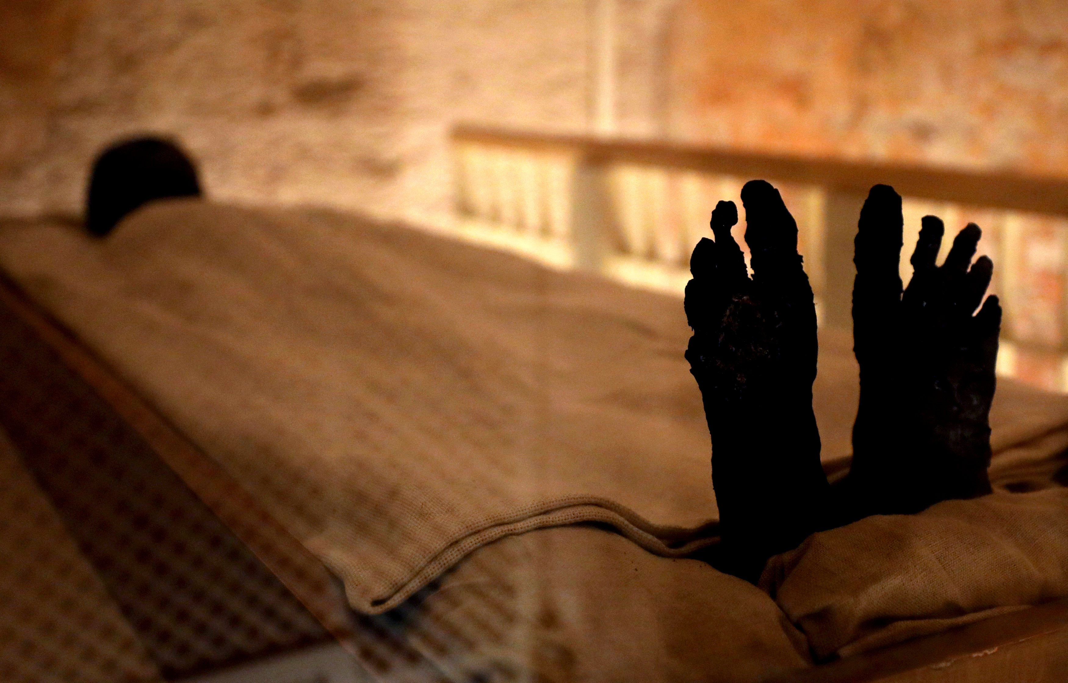 Останки Тутанхамона покоящиеся в погребальной камере