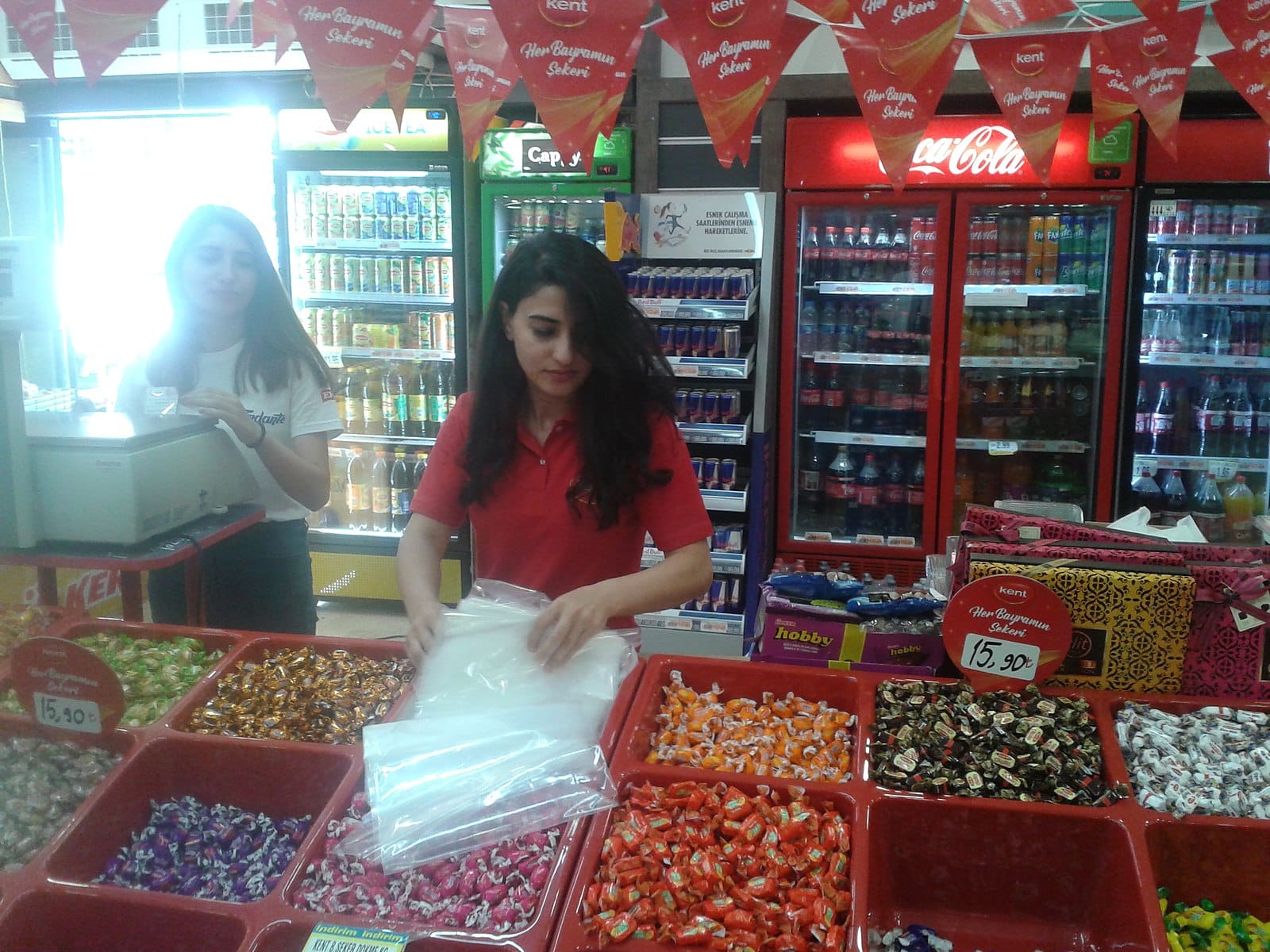 Şeker Bayramı, популярное название Ид аль-Фитр в Турции, на фото магазин в Анкаре специально открытый для продажи конфет, шоколада и десертов перед праздником.