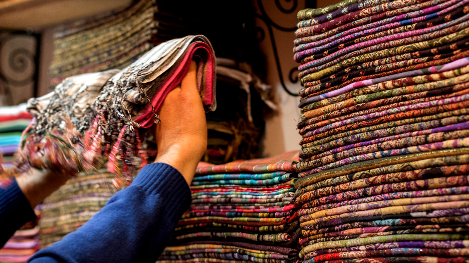 Платки из пашмины, популярный сувенир из Марокко