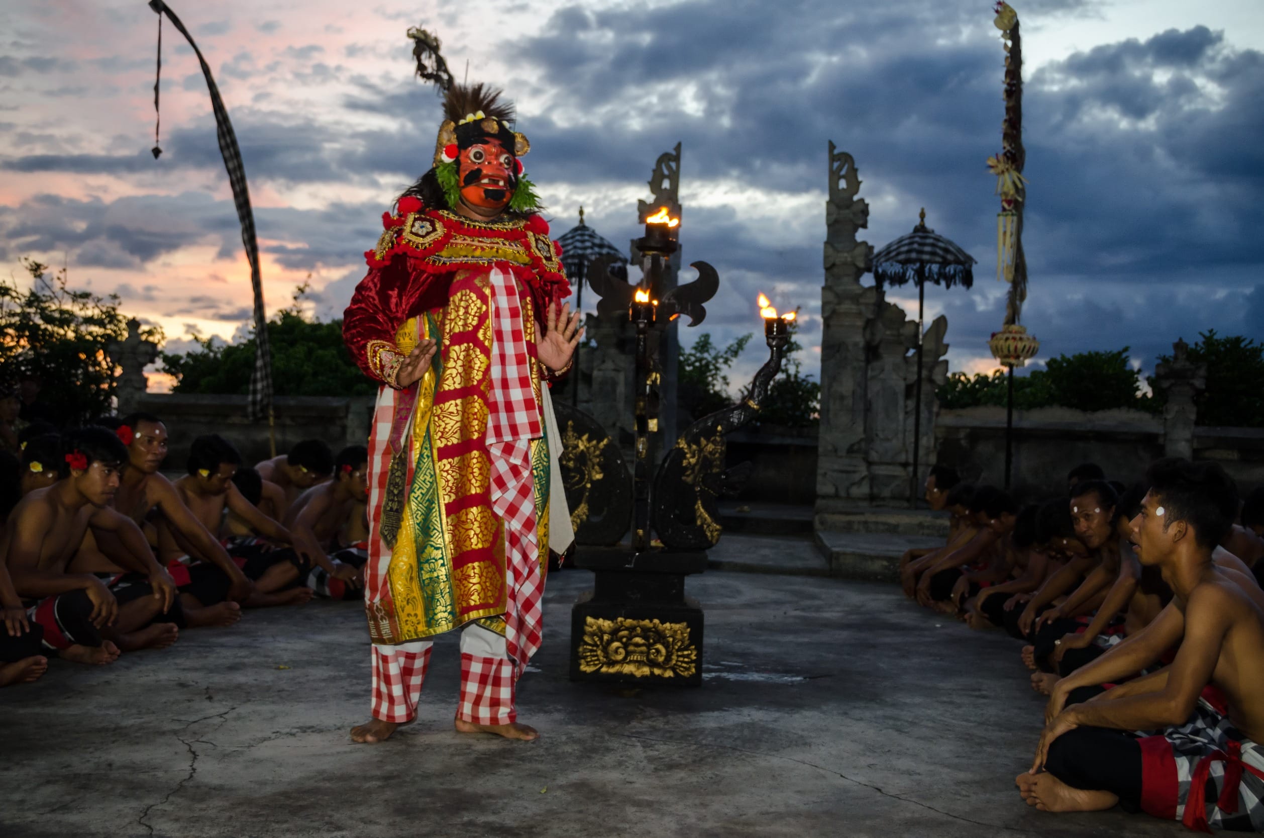 Традиционный балийский танец кечак в храме Улувату