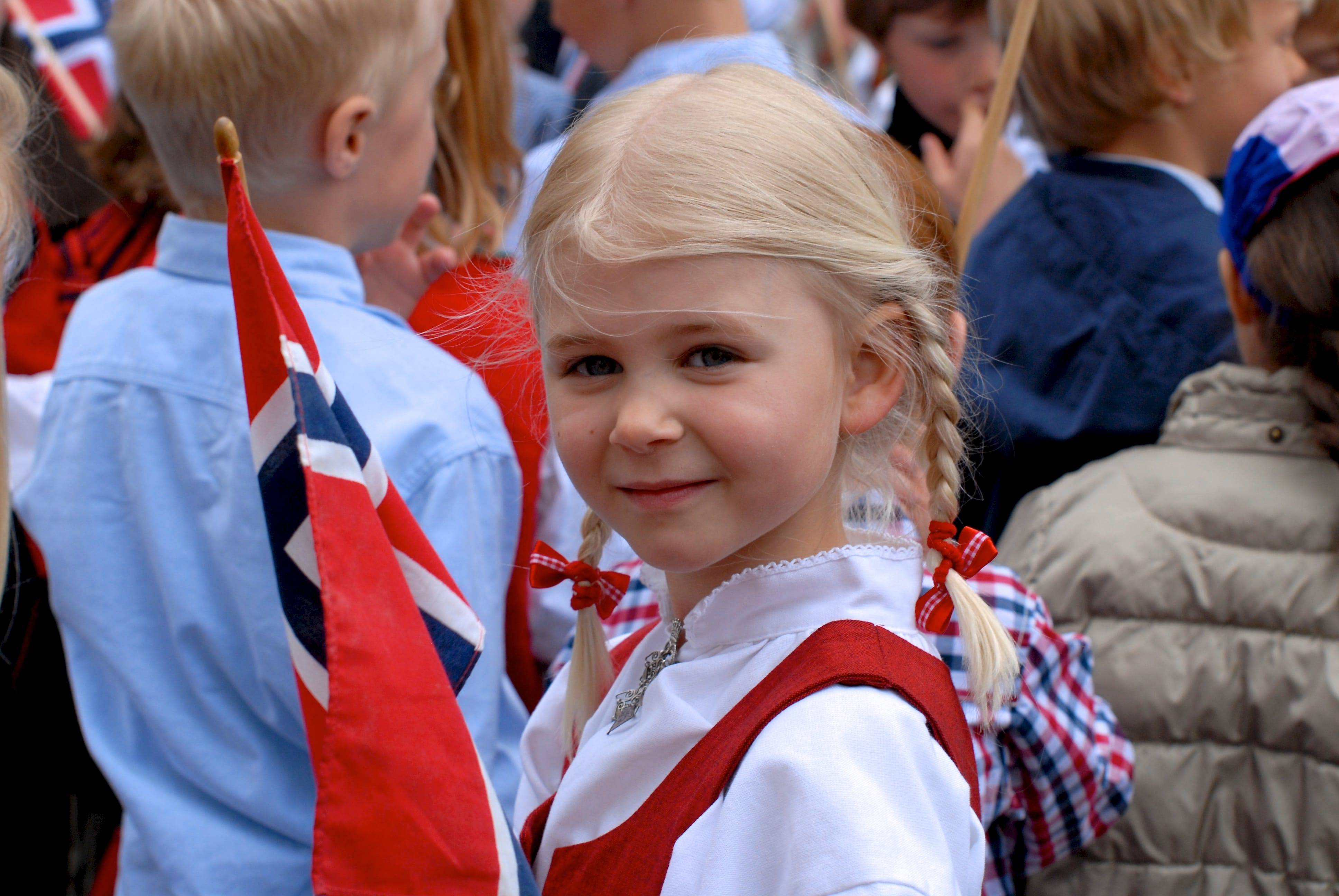 Норвегия средняя. Норвегия дети. Школьники Норвегии. Дети в школе в Норвегии. Воспитание детей в Норвегии.