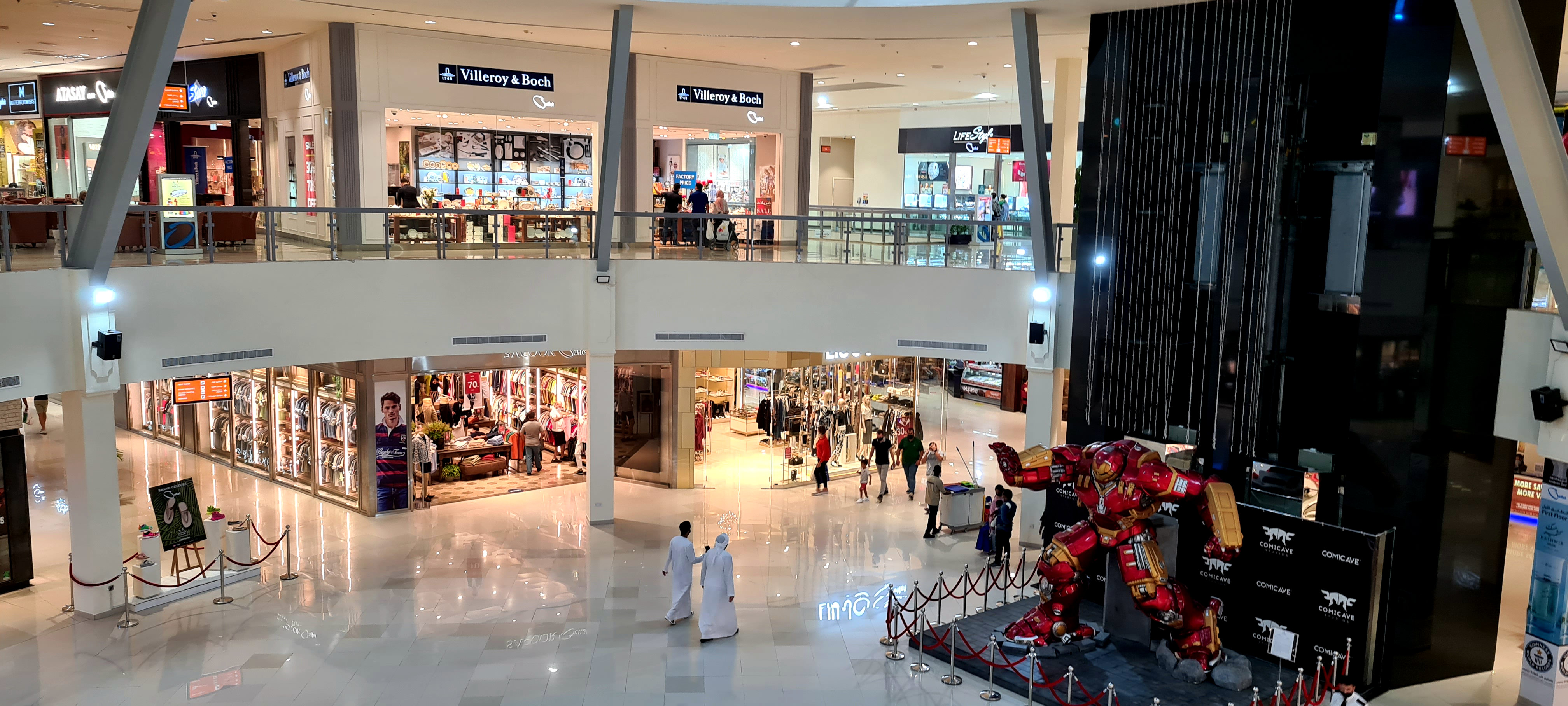 Внутри Dubai Outlet Mall