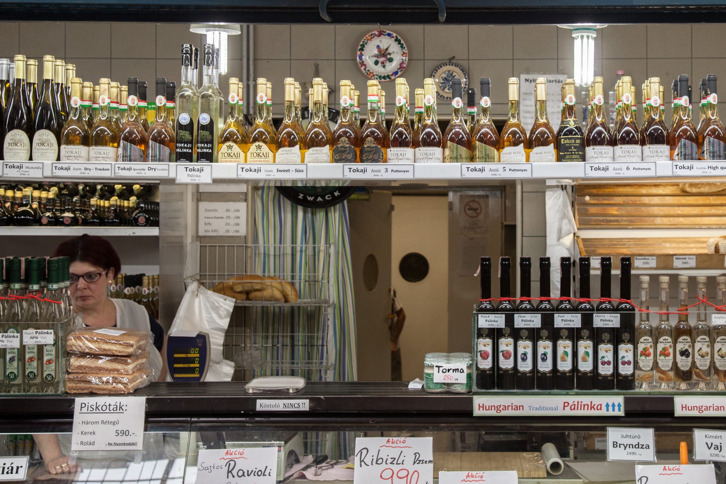 Бутылки токайского вина и другие традиционные венгерские напитки на центральном рынке Будапешта