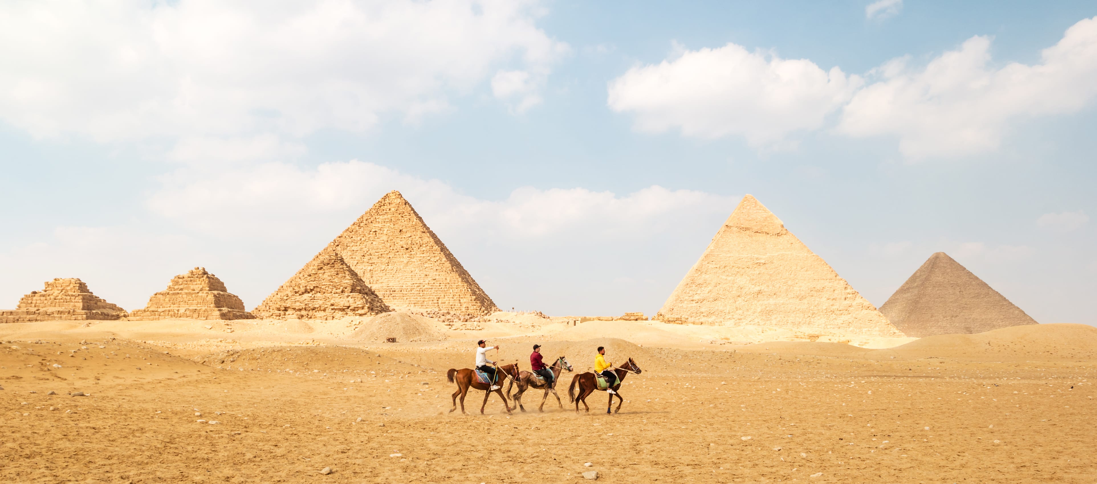 Прокатитесь на лошадях вокруг пирамид