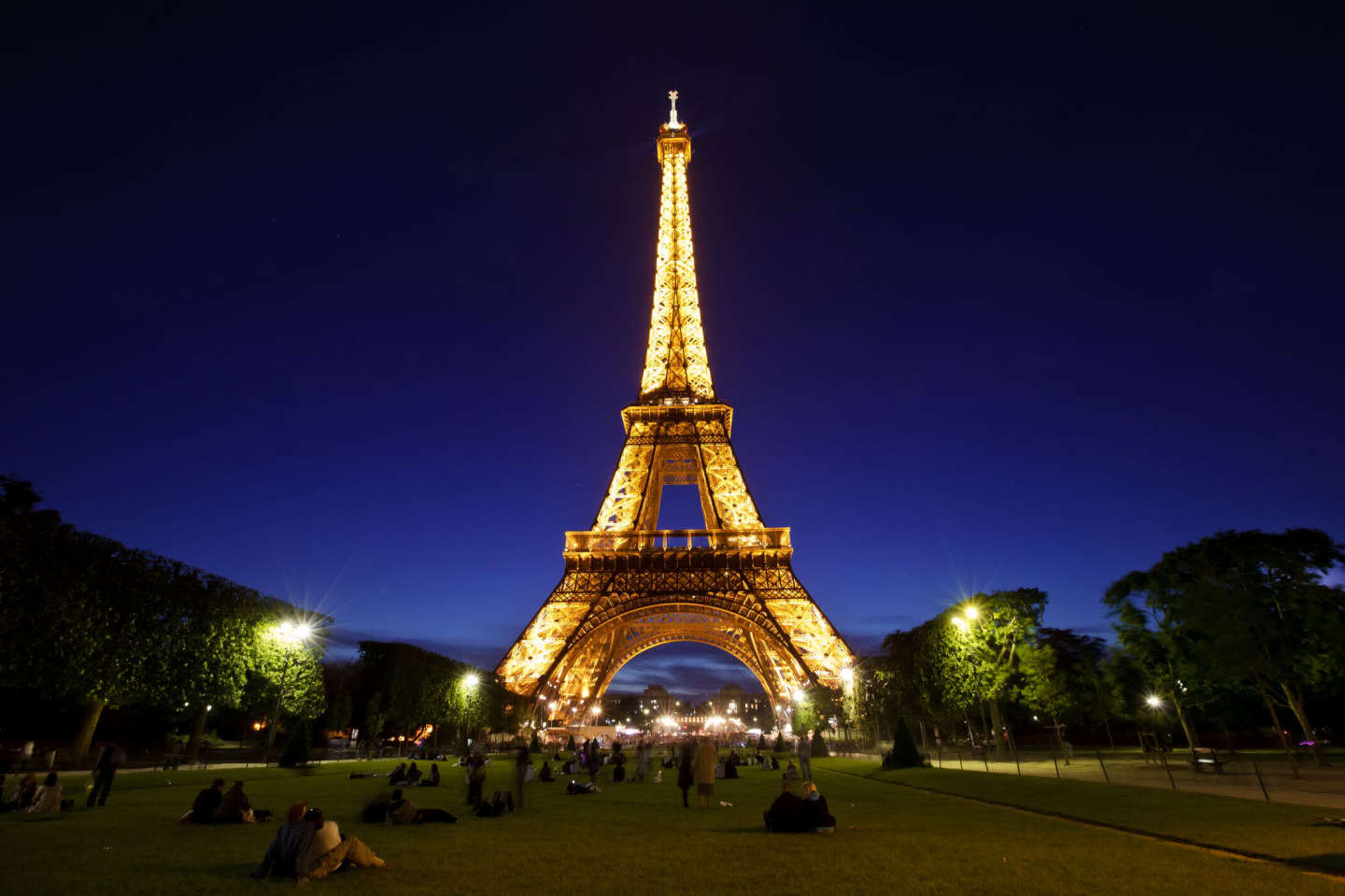 Эйфелева башня ночью, Париж, Франция