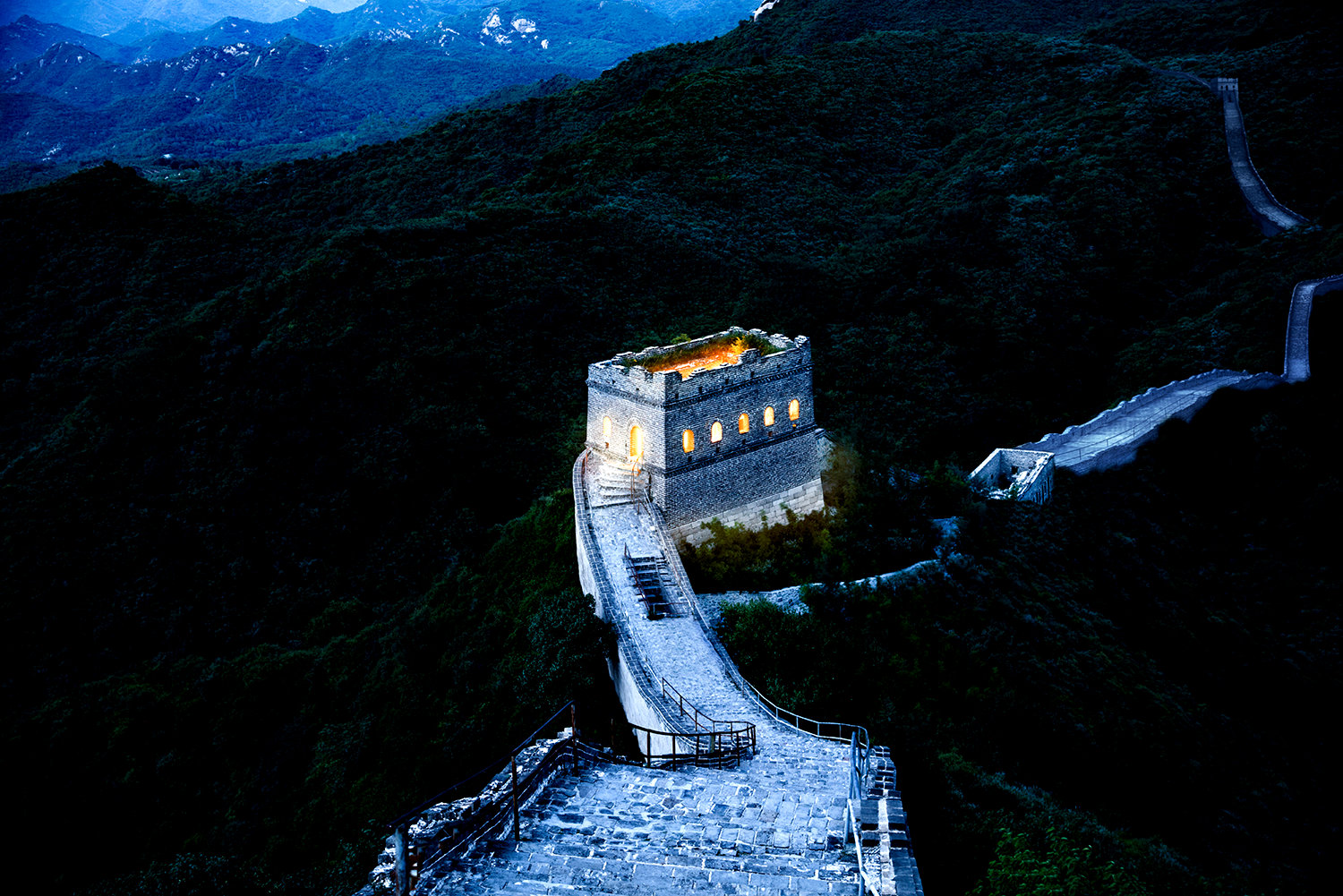 Великая Китайская Стена ночью