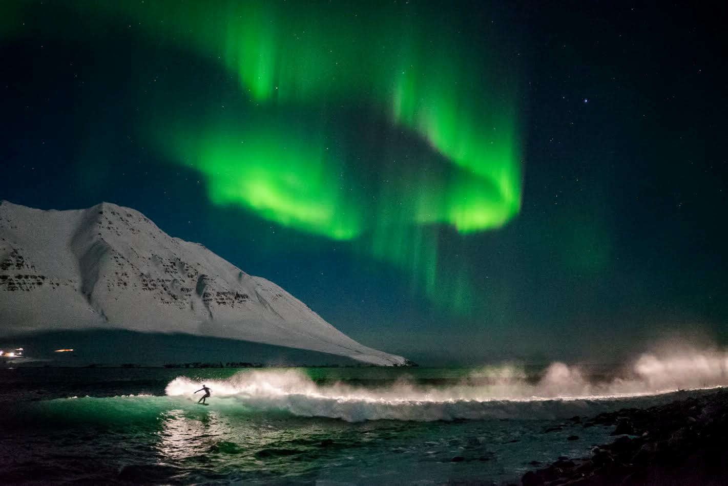 Cёрфинг на фоне северного сияния, Исландия