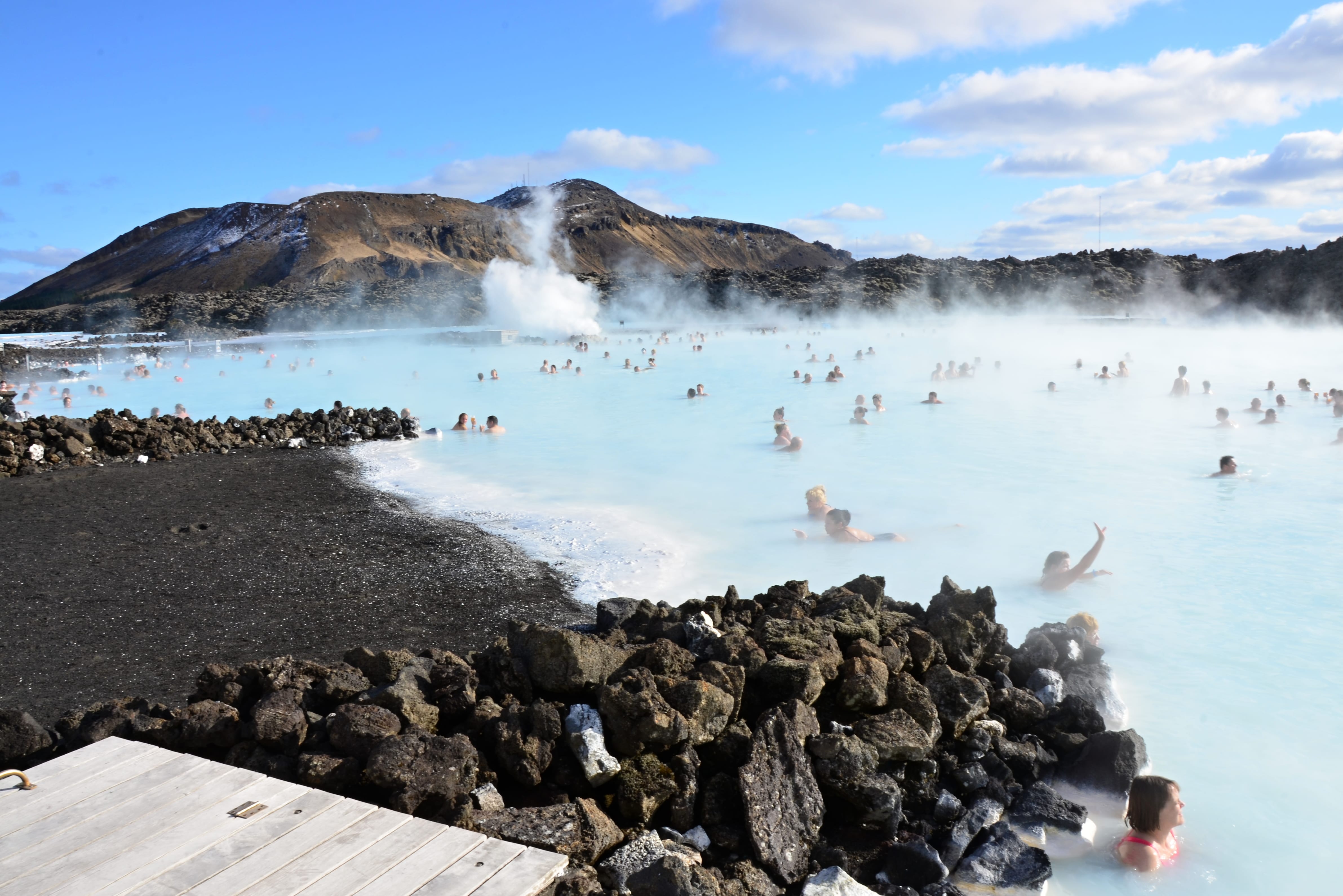 Вода гейзеров исландии. Голубая Лагуна (Гриндавик, Исландия). Исландия термальные источники голубая Лагуна. Голубая Лагуна Исландия Гейзер. Голубая Лагуна - геотермальный бассейн в Исландии.