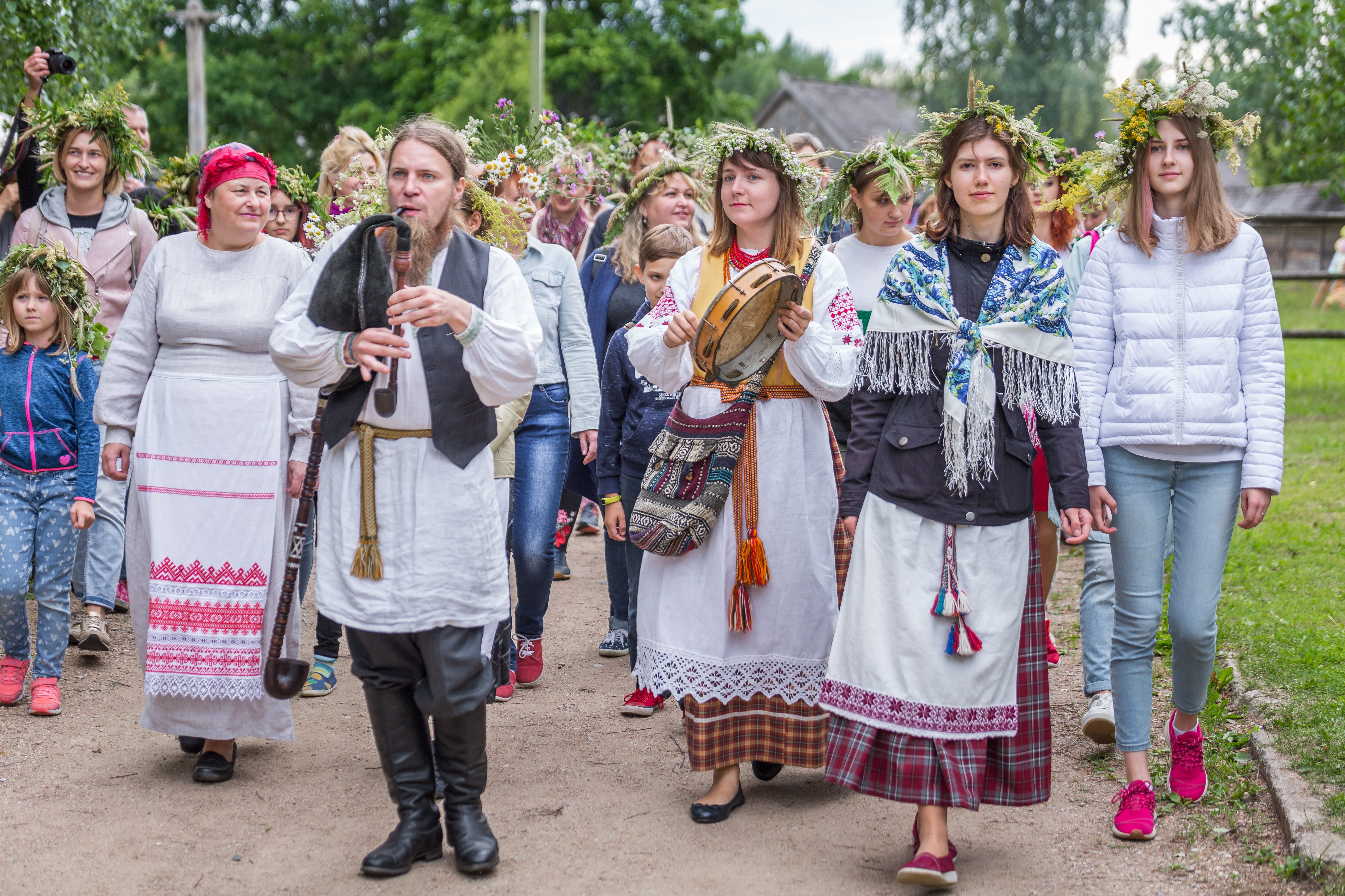 Белорусы в традиционной одежде отмечают языческий праздник Купалье, озерцо близ Минска