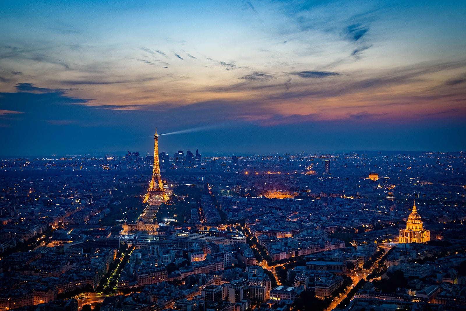 Эйфелева башня, главная достопримечательность Парижа, поэтому добраться до неё не составит труда