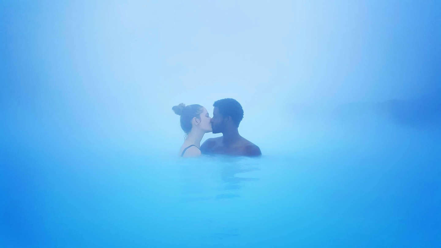 Поцелуй на фоне голубой лагуны, Исландия