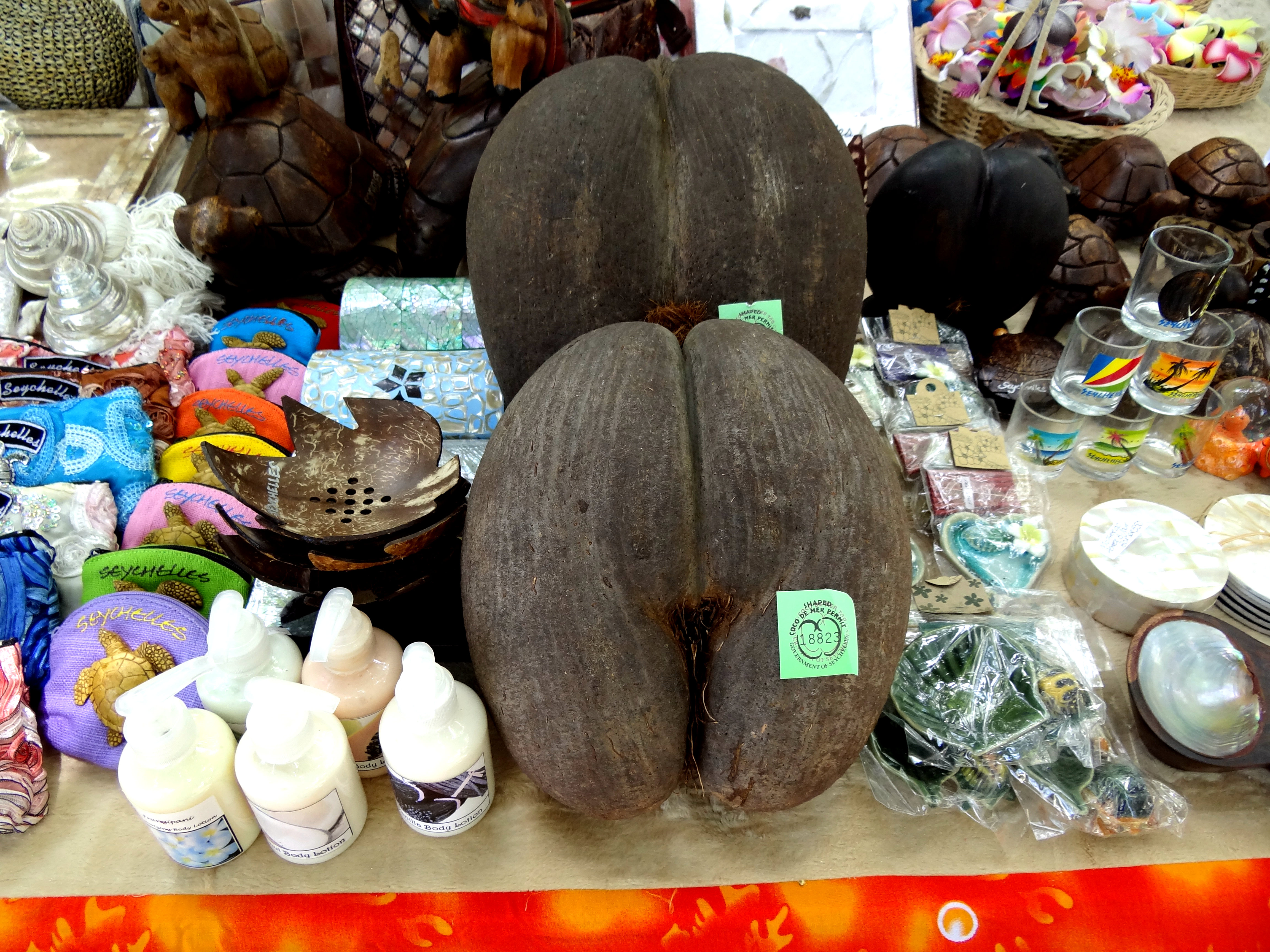Орех коко-де-мер, самый популярный сувенир у туристов