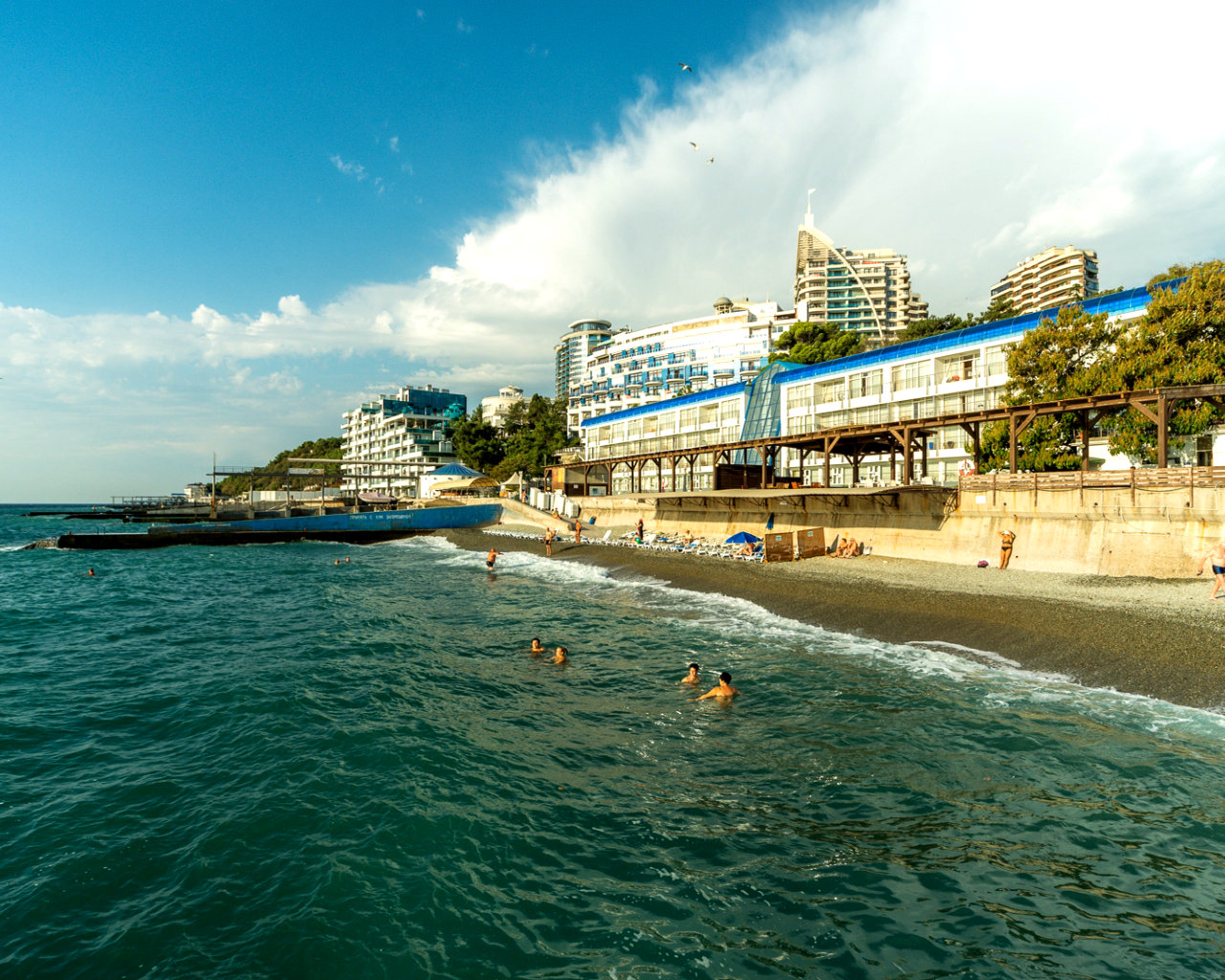 Цены на море 2022. Пляж отеля Левант Ялта. Море 2023 Крым Ялта. Крым Ялта берега. Лазурный берег Ялта.