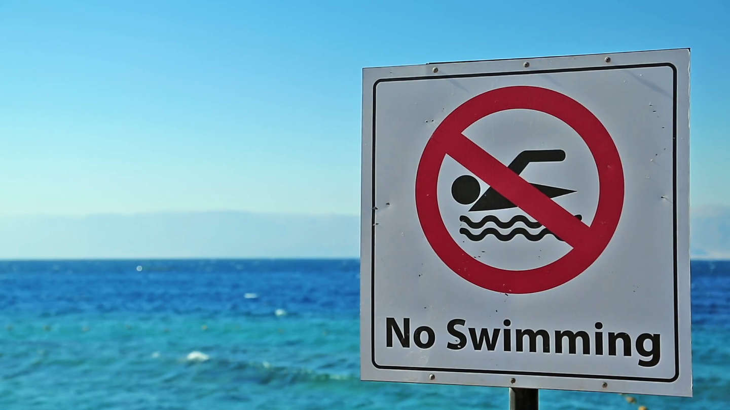 Знак можно плавать. Купаться запрещено. Знак «купаться запрещено». Купание запрещено табличка. Табличка на пляже.
