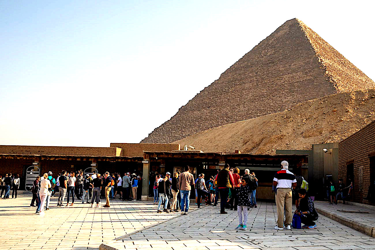 Вход возле Великой пирамиды (Хеопса)