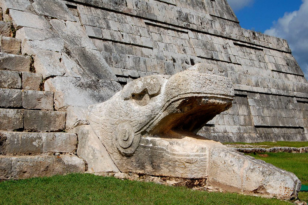 Змеиная голова у основания пирамиды Кукулькана