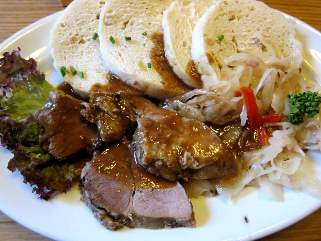 Жареная свинина с капустой и кнедликами