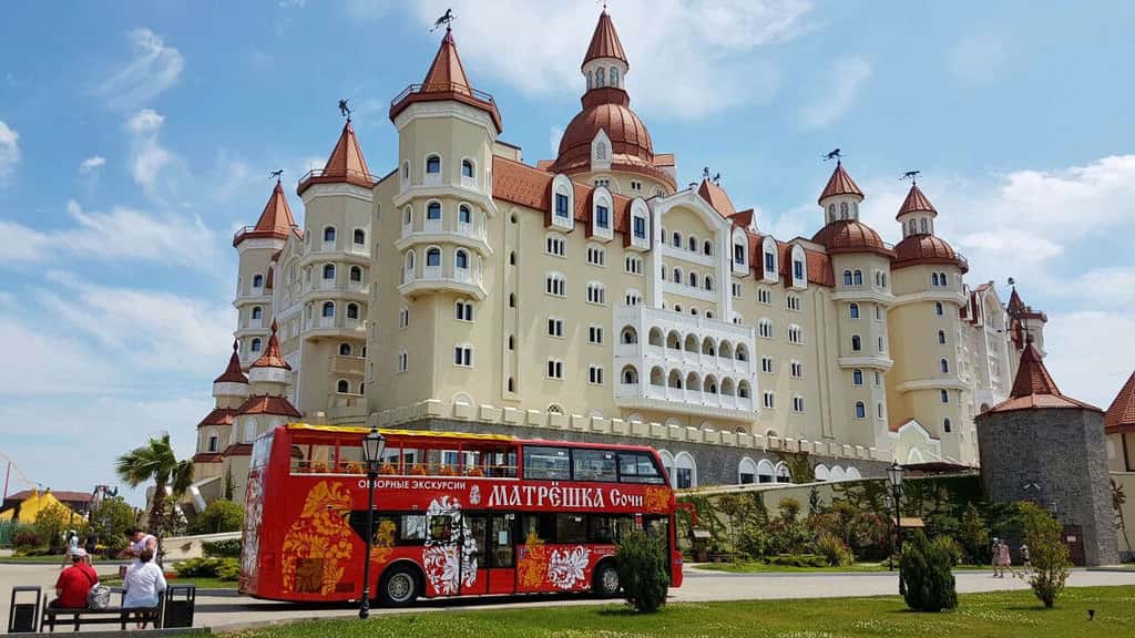 Отель Богатырь и экскурсионный автобус Матрёшка