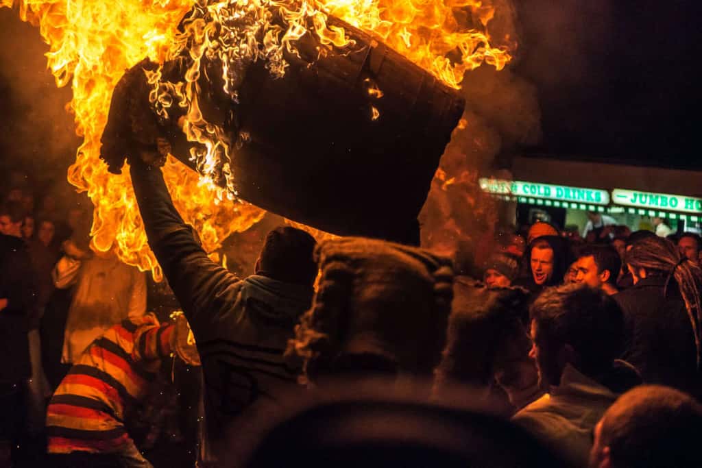 Пылающая бочка со смолой в Оттери Сент-Мэри, Англия