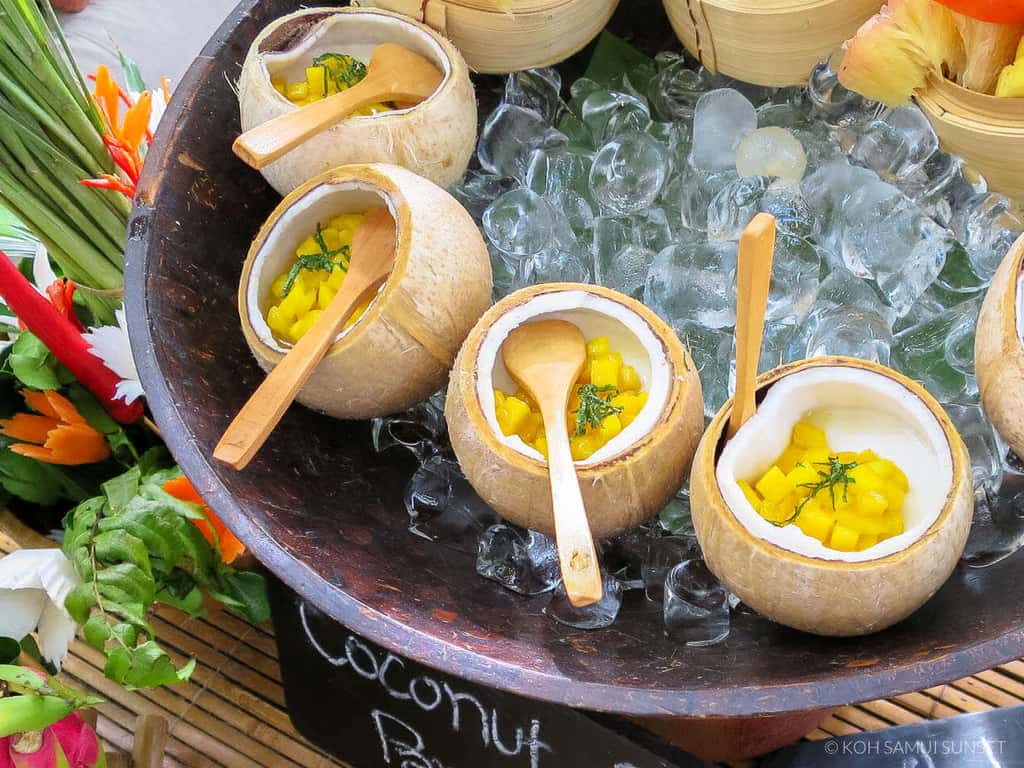 Холодное кокосовое молоко с кусочками манго