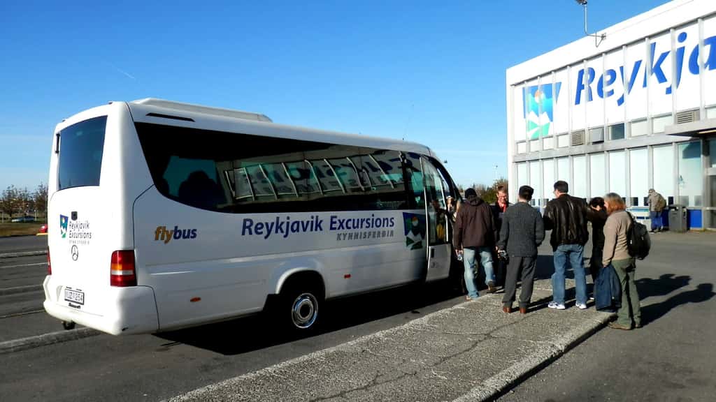 Мини-автобус компании Flybus в аэропорту Рейкьявика
