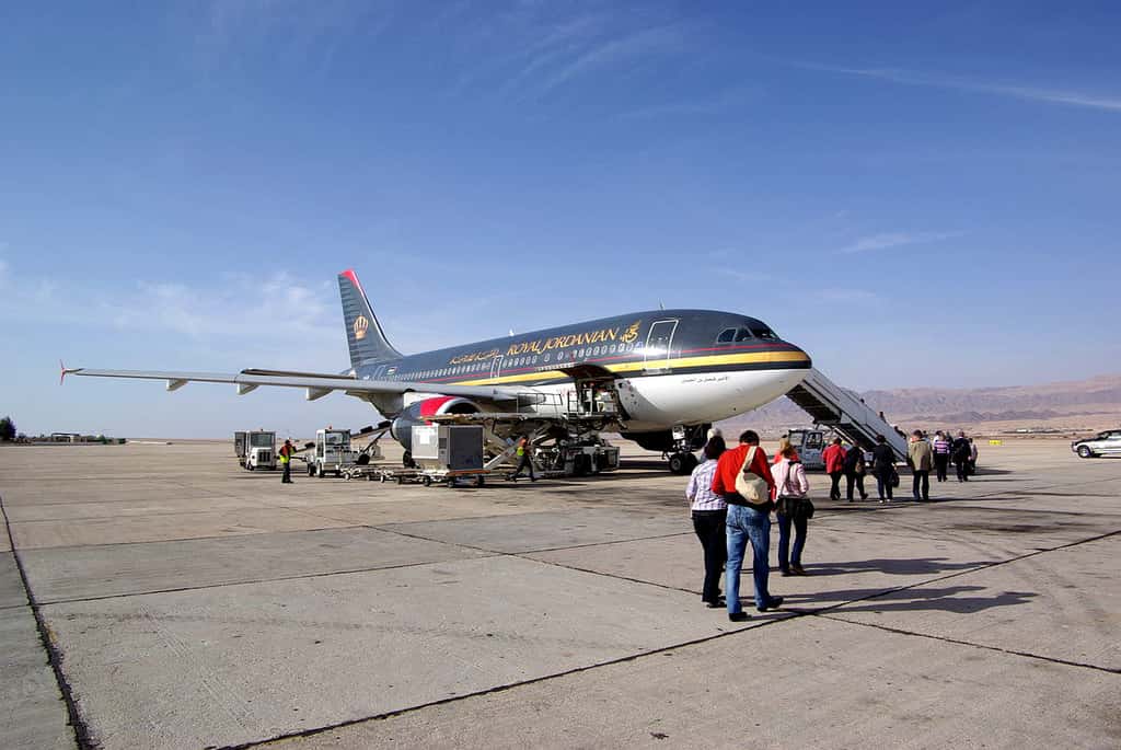 Самолет авиакомпании Royal Jordanian в аэропорту King Hussein города Акабы