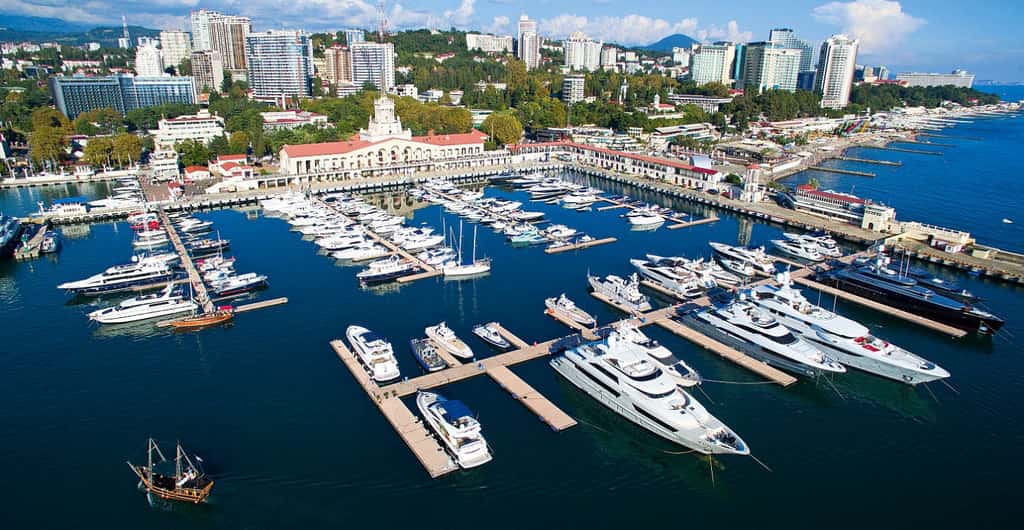 Яхты стоящие в марине города Сочи
