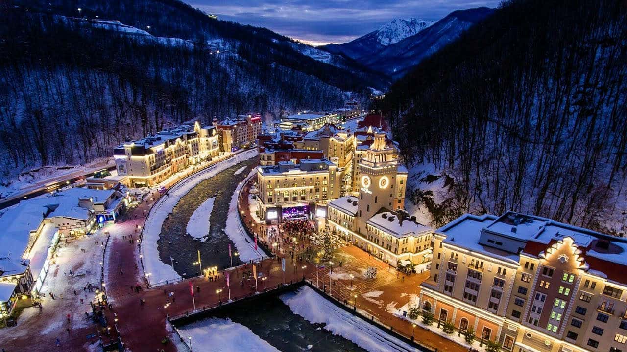 Розу Хутор и её главаня Ратуша (вид с фуникулёра)