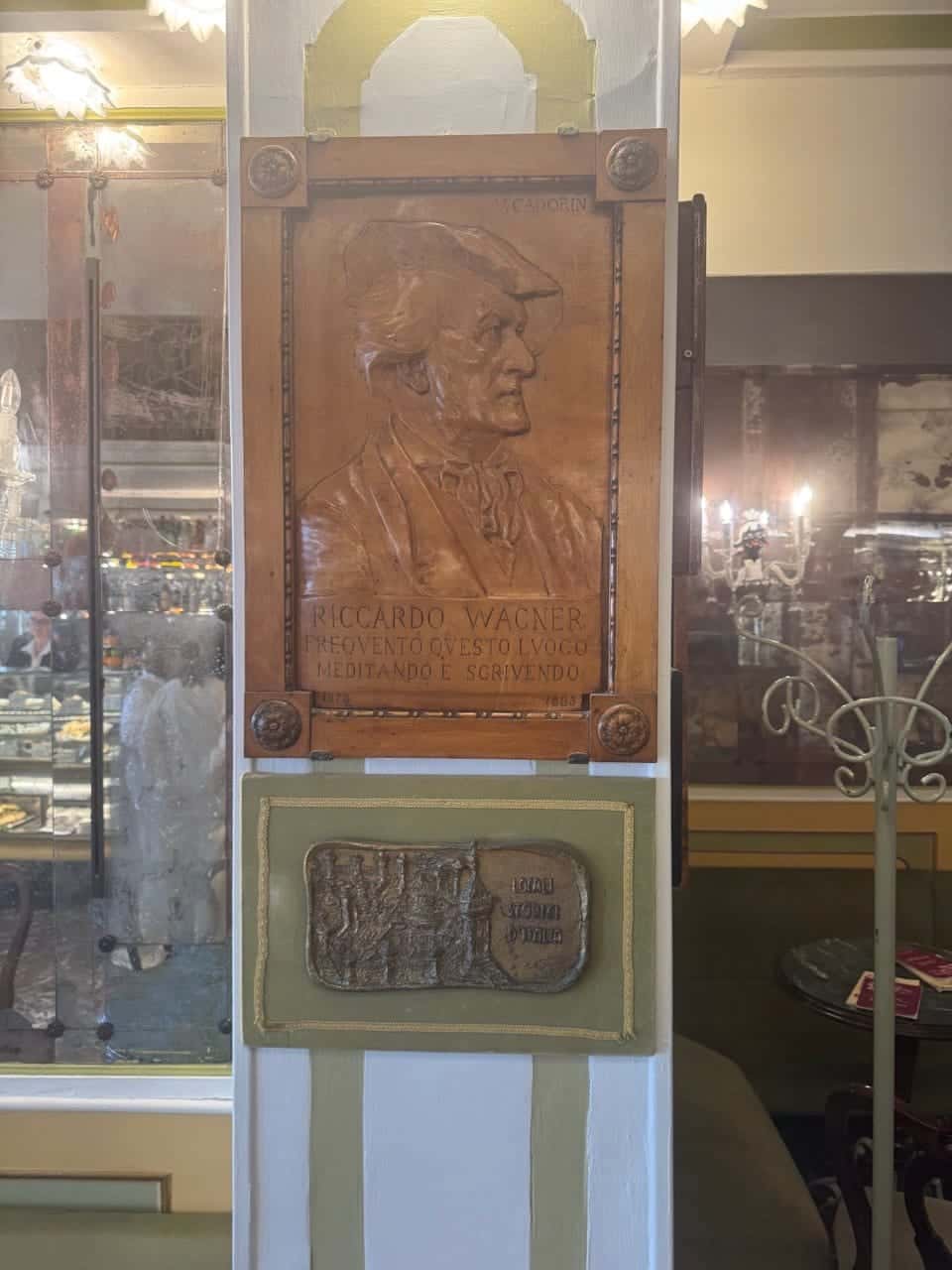 Наша семья гуляла по крышам вместе с Анжелой в апреле. Очень положительные впечатления от экскурсии и