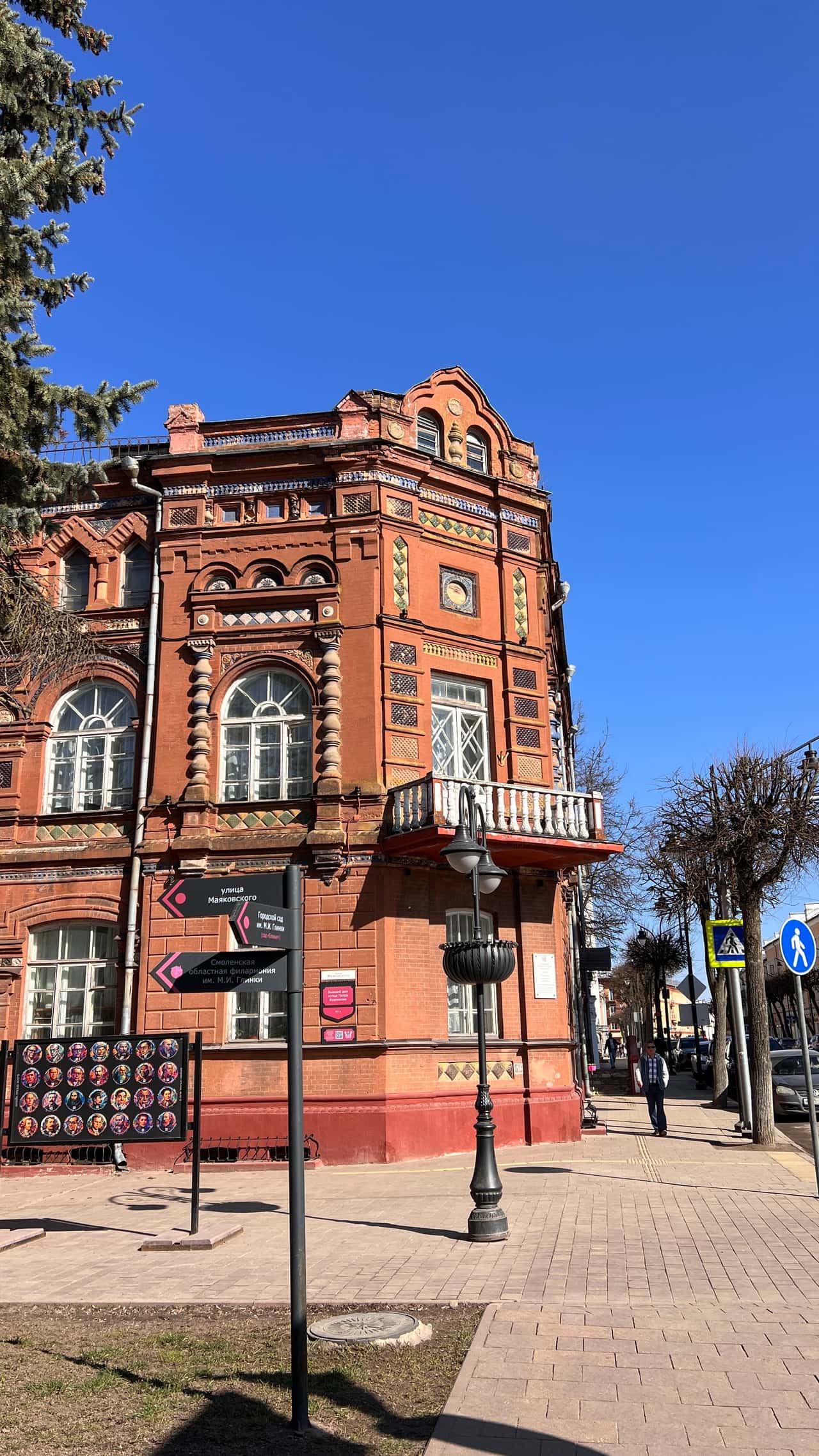 Хочу поблагодарить нашего гида Александра, за экскурсию по Смоленску 28 марта! Это был не просто набор