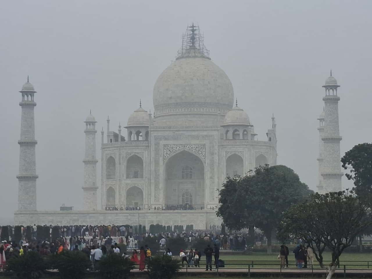 Автомобиль для поезди был отличный, предоставили воду, были остановки в дороге, встретил гид в агре, подача