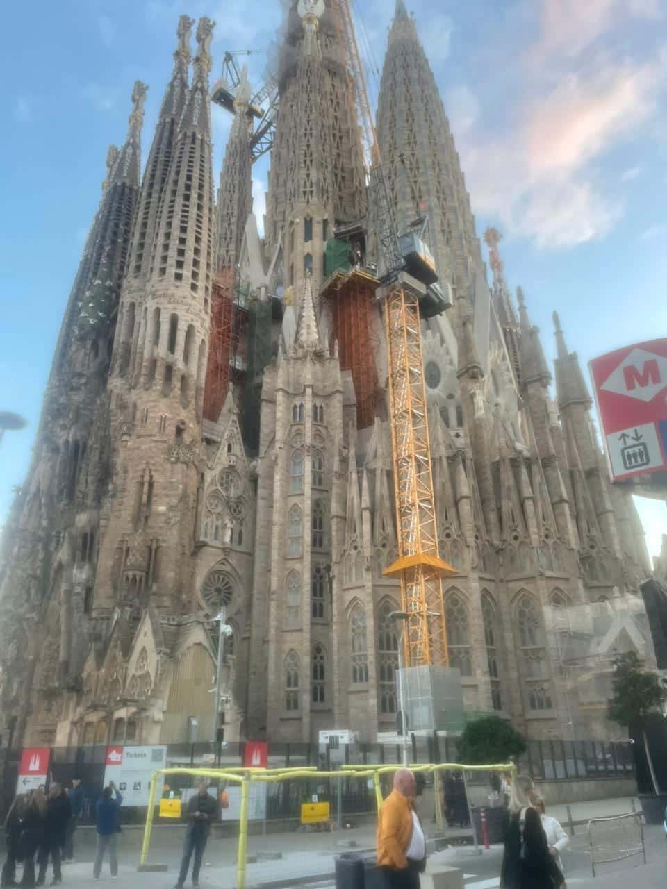 У нас была 4 часовая экскурсия по Барселоне с Евгением. Для моего ребенка 7 лет это