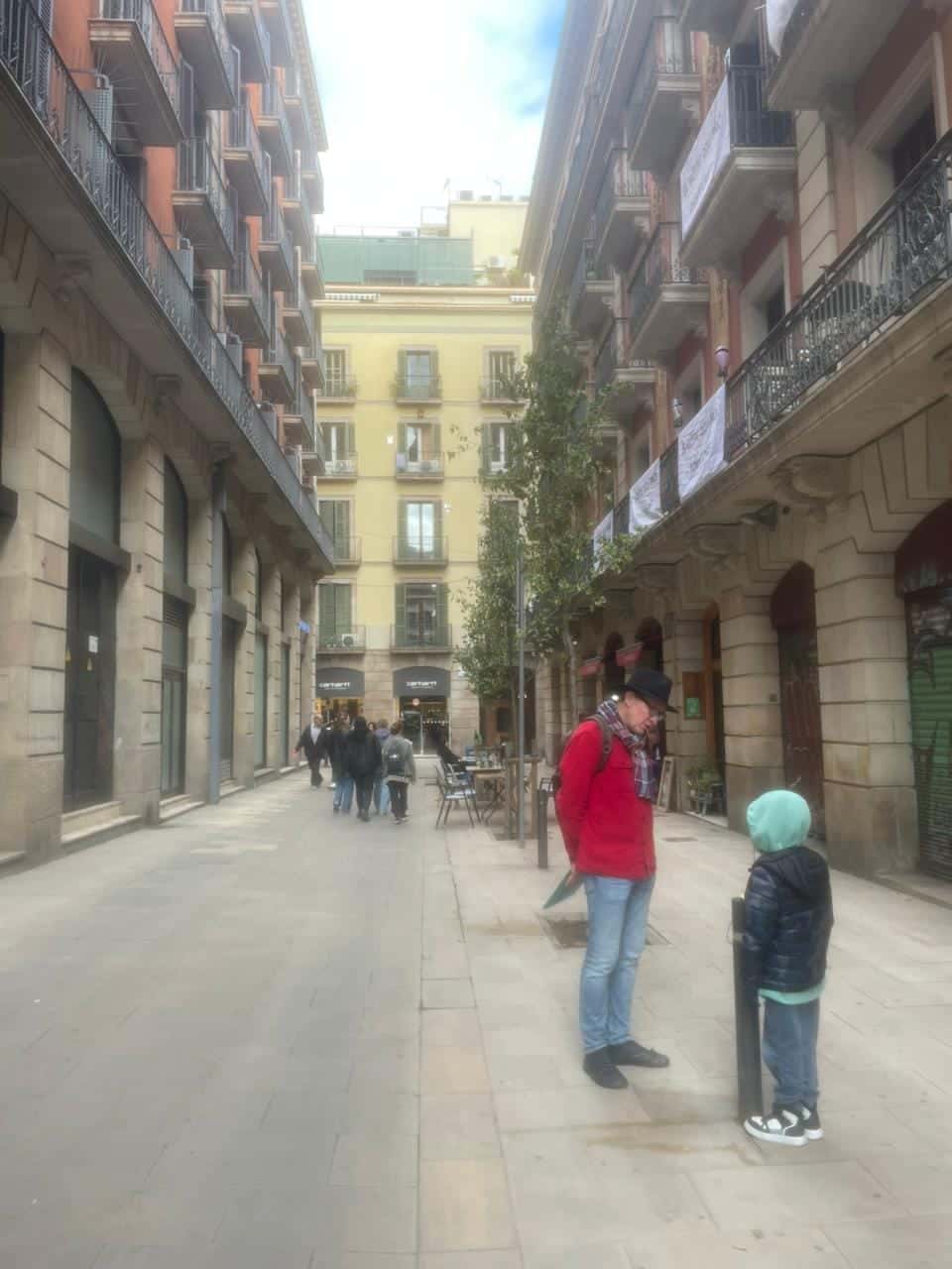 У нас была 4 часовая экскурсия по Барселоне с Евгением. Для моего ребенка 7 лет это