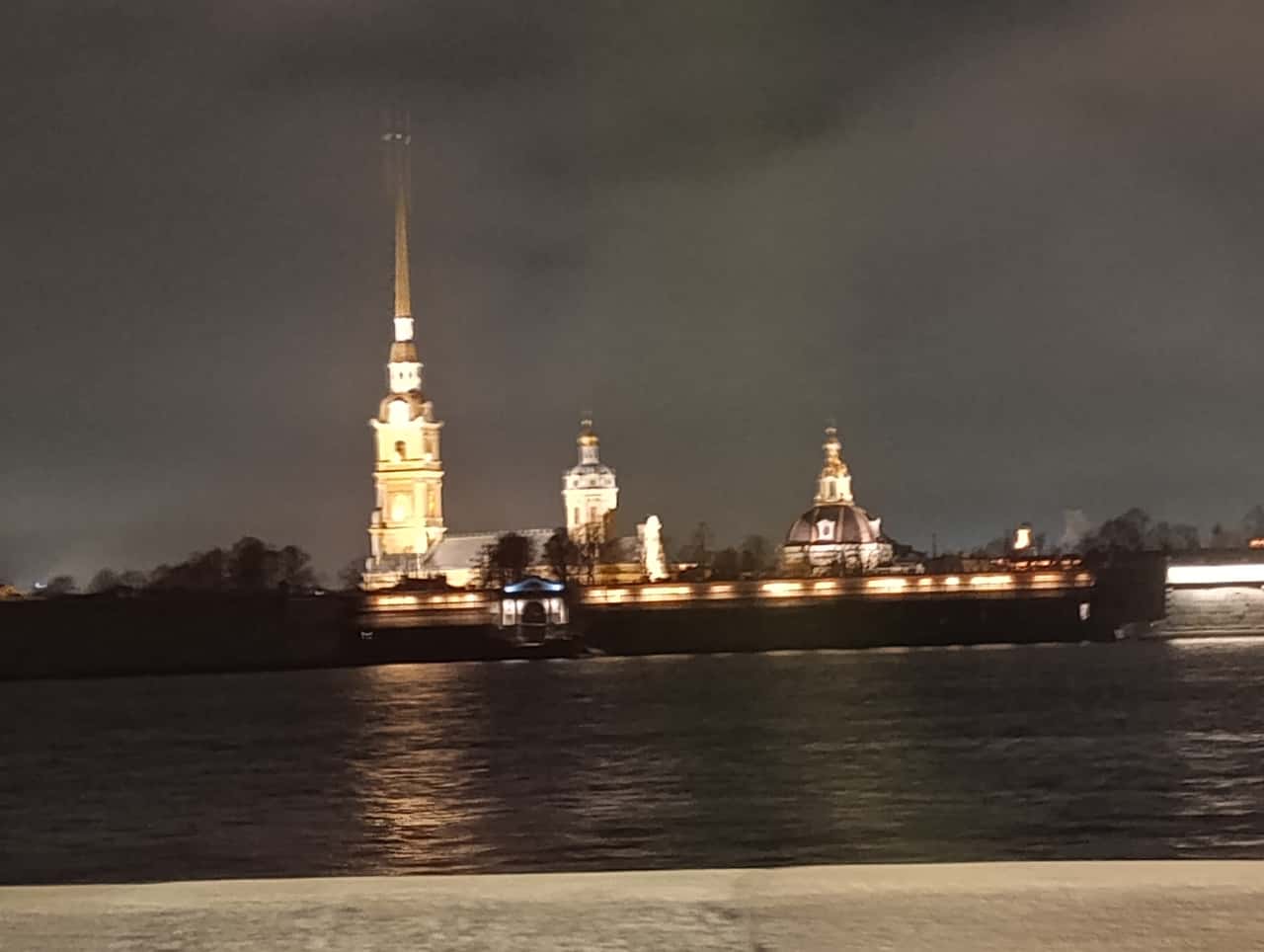 Всё прошло на одном дыхании. Экскурсовод превратил нашу экскурсию в познавательную историю тех далеких событий Петербурга.