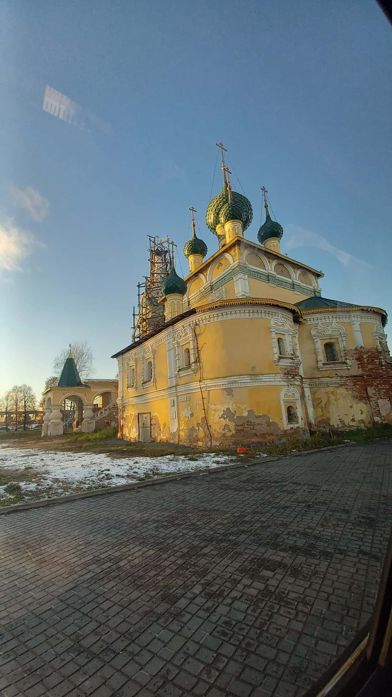 Если ищете интересного рассказчика, знающего, увлечённого своим делом- это Олег! От всей души рекомендуем этого гида.