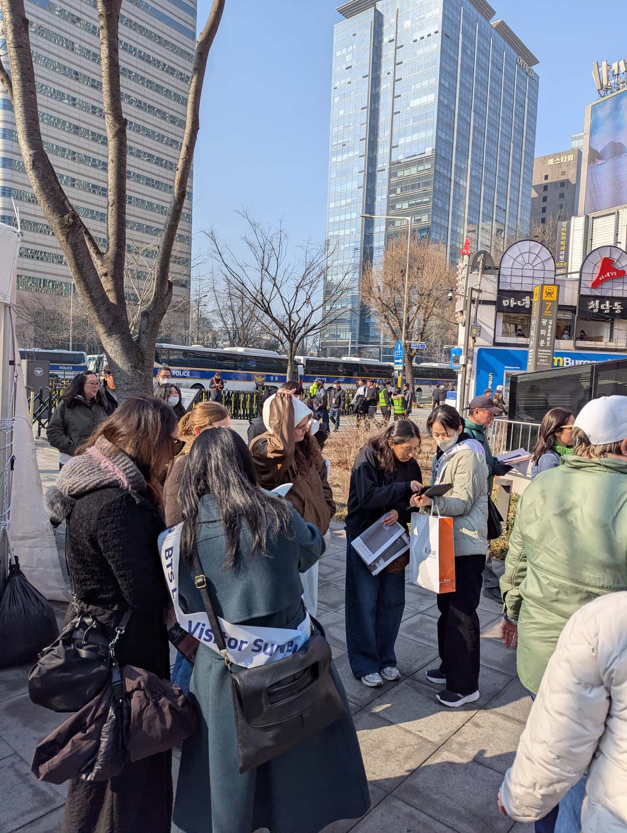 Встреча была назначена около городской мэрии. Добраться до места встречи сегодня- целый квест. Мы даже подумали,