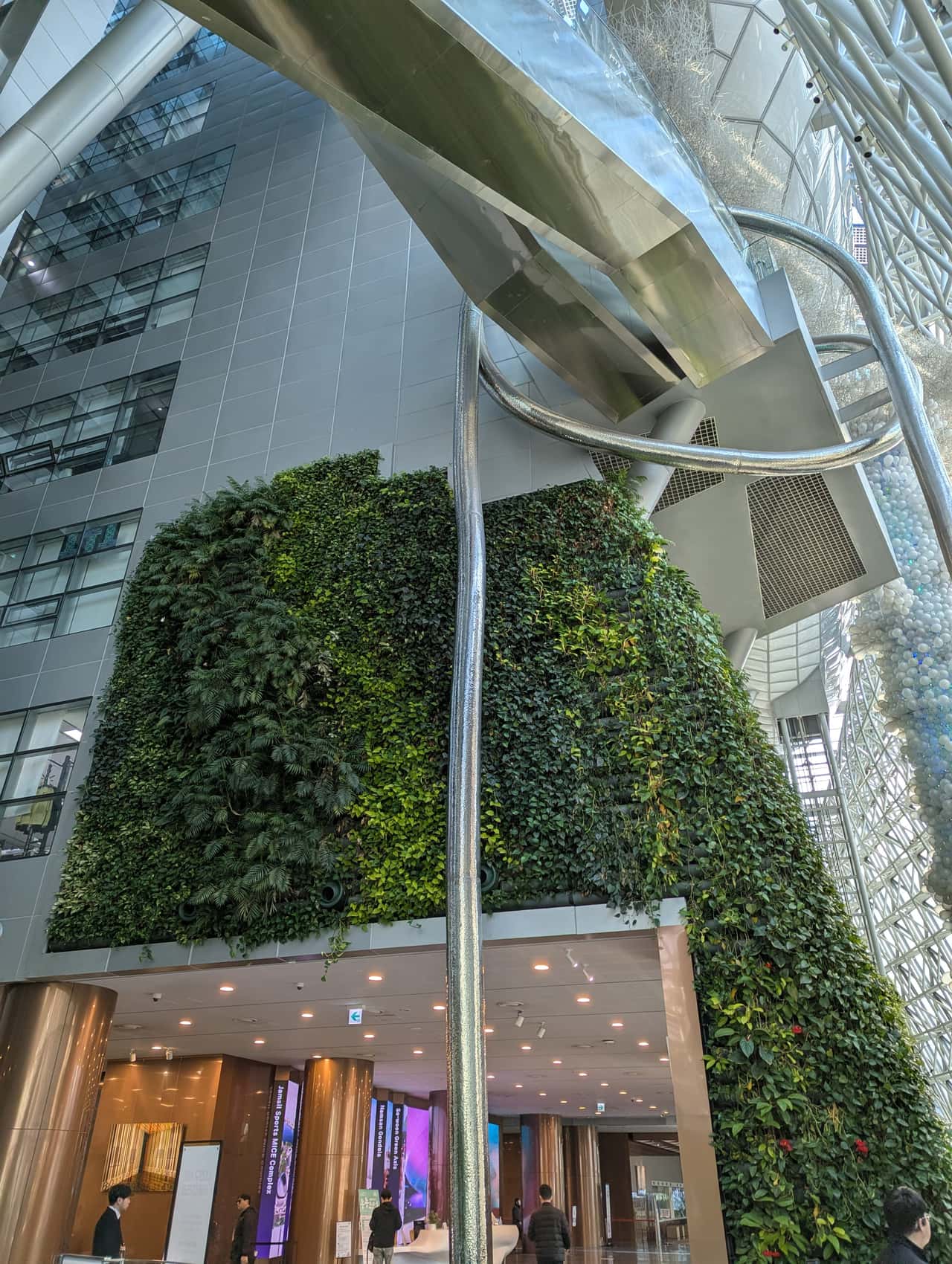 Встреча была назначена около городской мэрии. Добраться до места встречи сегодня- целый квест. Мы даже подумали,