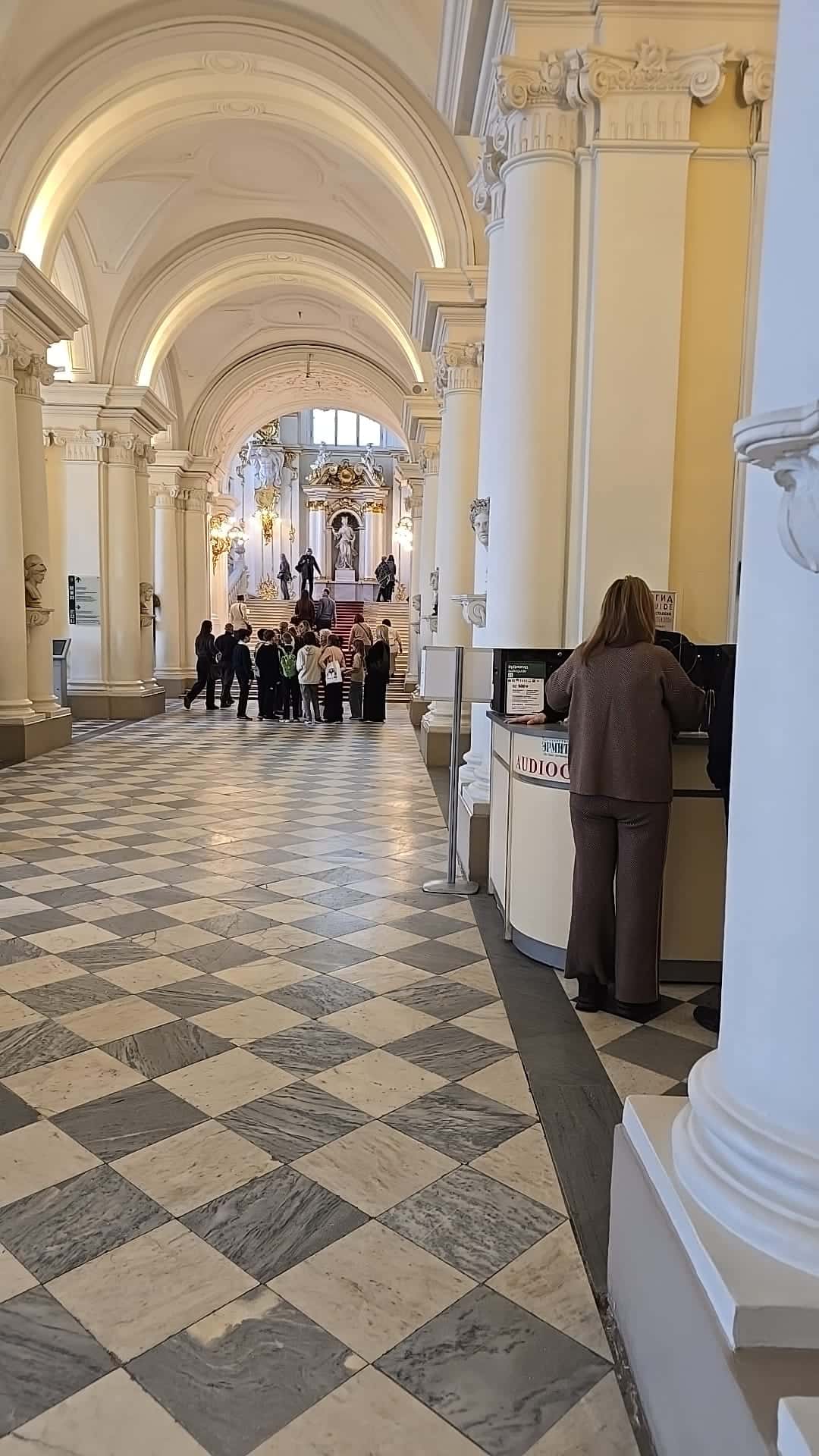 Дарья очень позитивный эксурсовод, очень интересная экскурсия, мы увидели Эрмитаж с новой стороны, побывали в новых