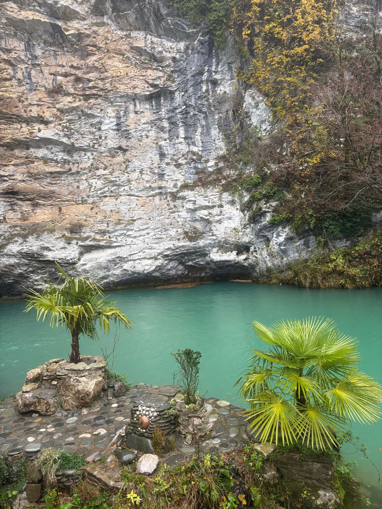 Только приехали с экскурсии по Рицце с гидом ,которого зовут Инал…Хочу поблагодарить его за душевное путешествие…сколько