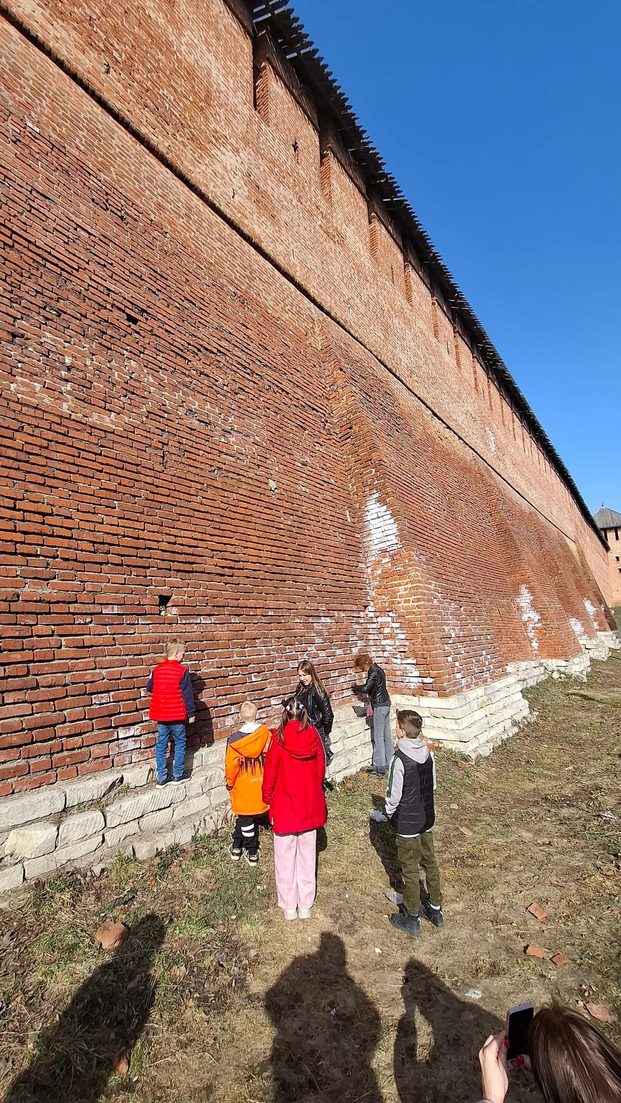 Наш квест проводила Ксения. Зачётный гид: рассказывает интересно и на понятном языке для детей, внимание удерживает,