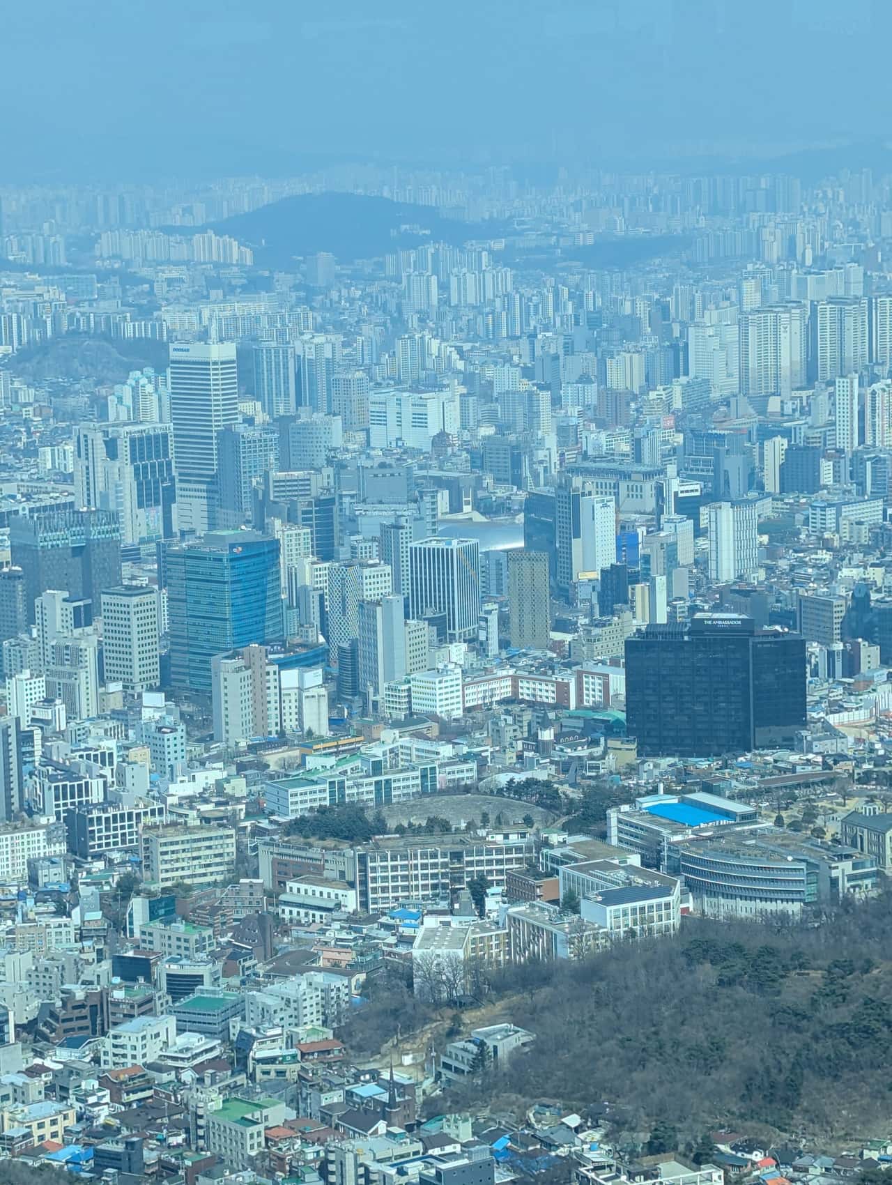 Встреча была назначена около городской мэрии. Добраться до места встречи сегодня- целый квест. Мы даже подумали,