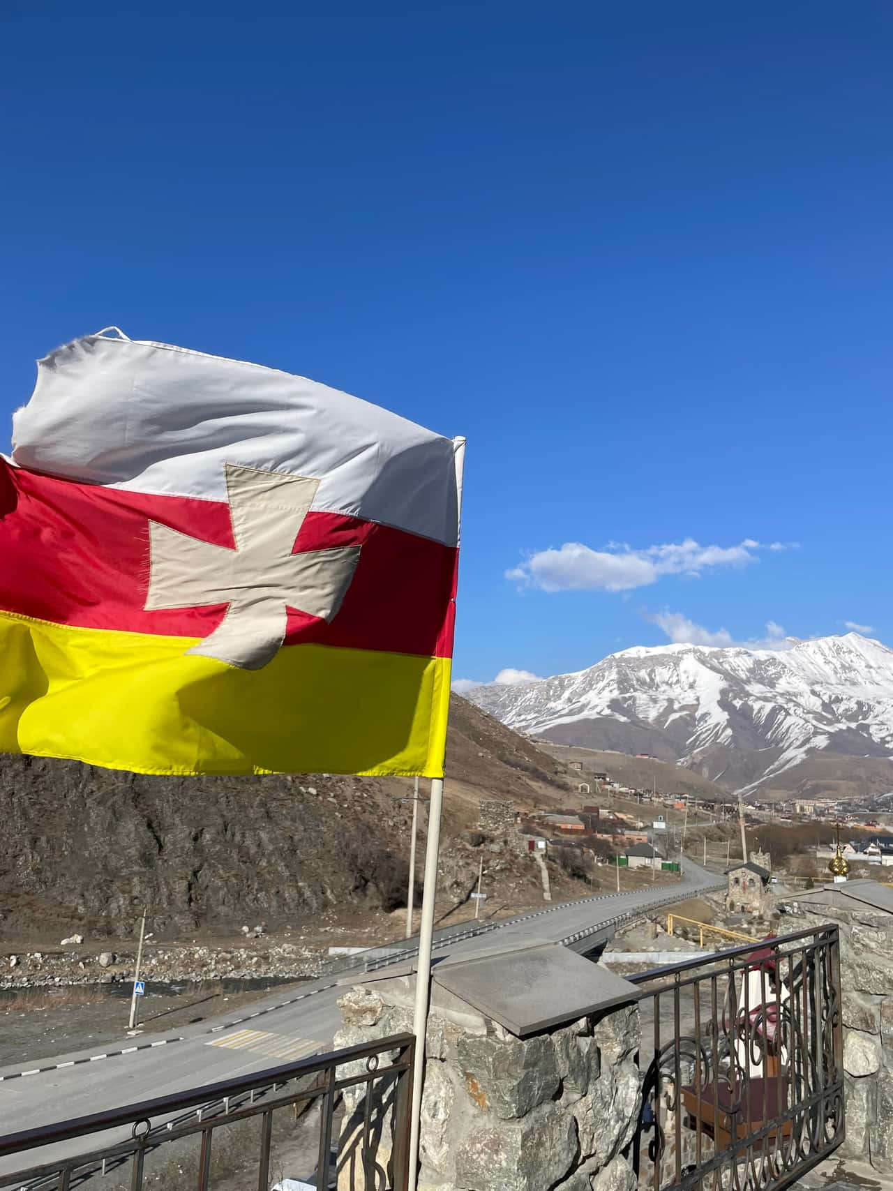 Ездили с Тимуром в горы. Впечатления незабываемые. Поездка осуществлялась на автомобиле Range Rover. Салон чистый, ехать