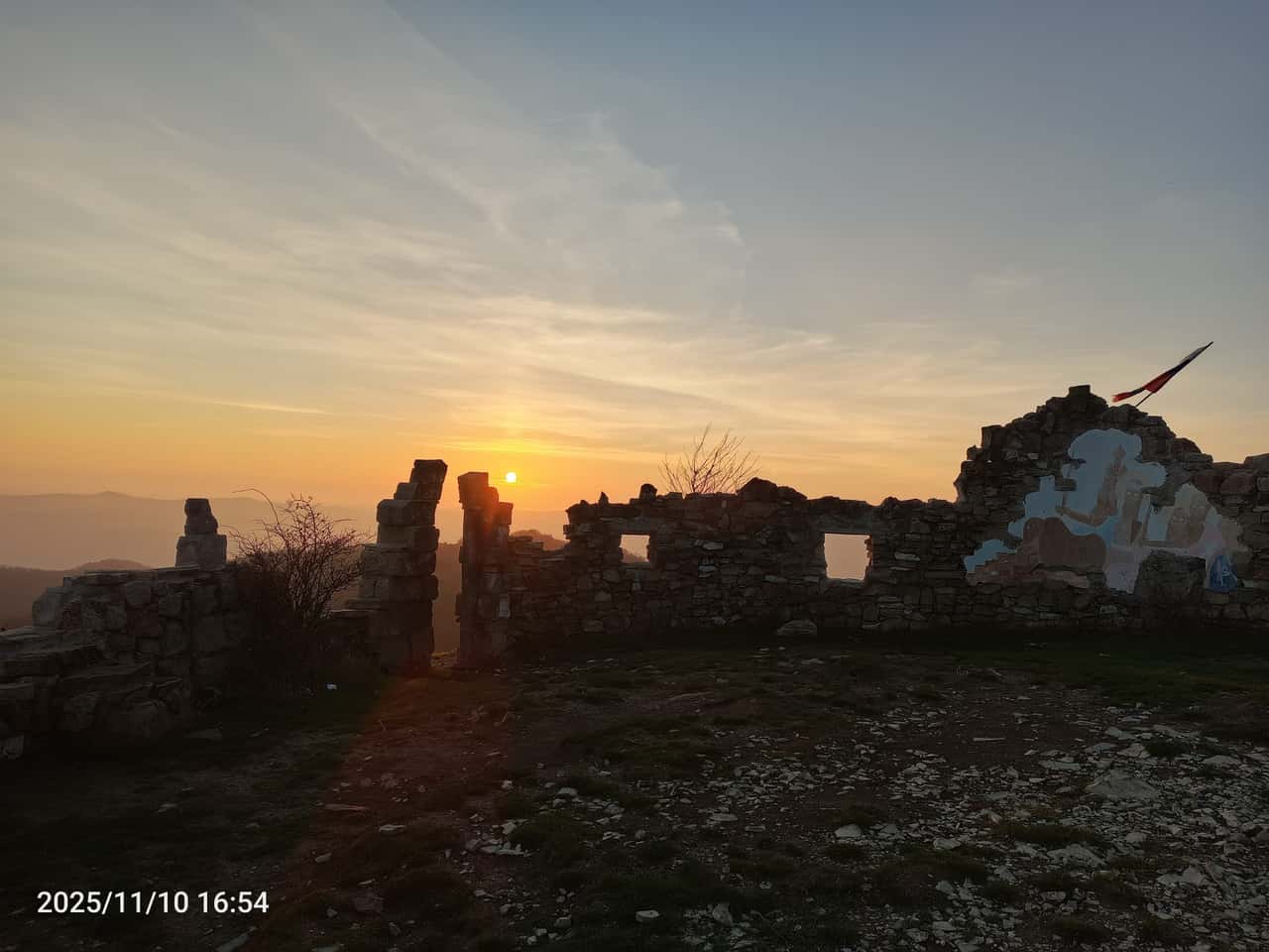 Выехали поздно, не успели всё посмотреть... А так локации красивые.