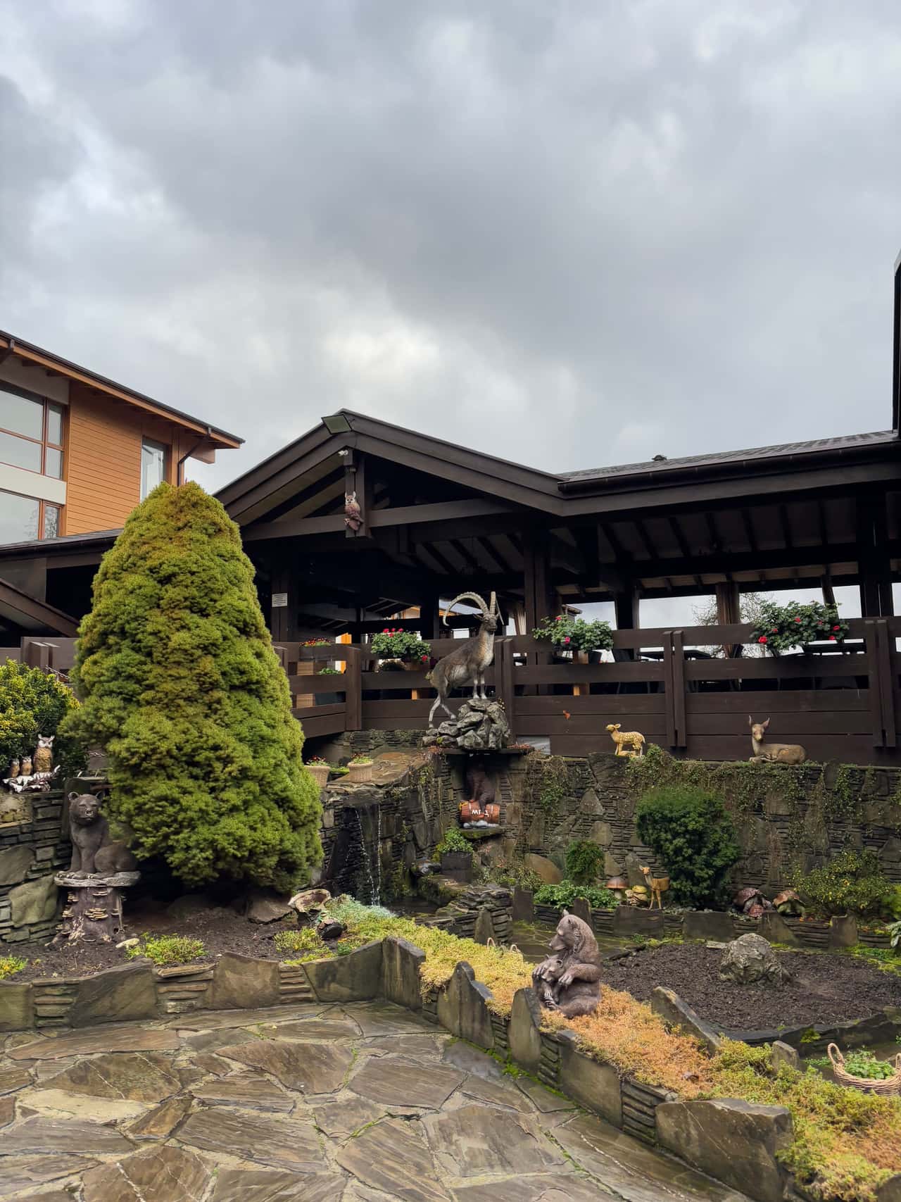 Поездка на Краснуб Поляну. Оплатили мы экскурсию 300 руб, за нами приехал белый минивэн мерседес, все