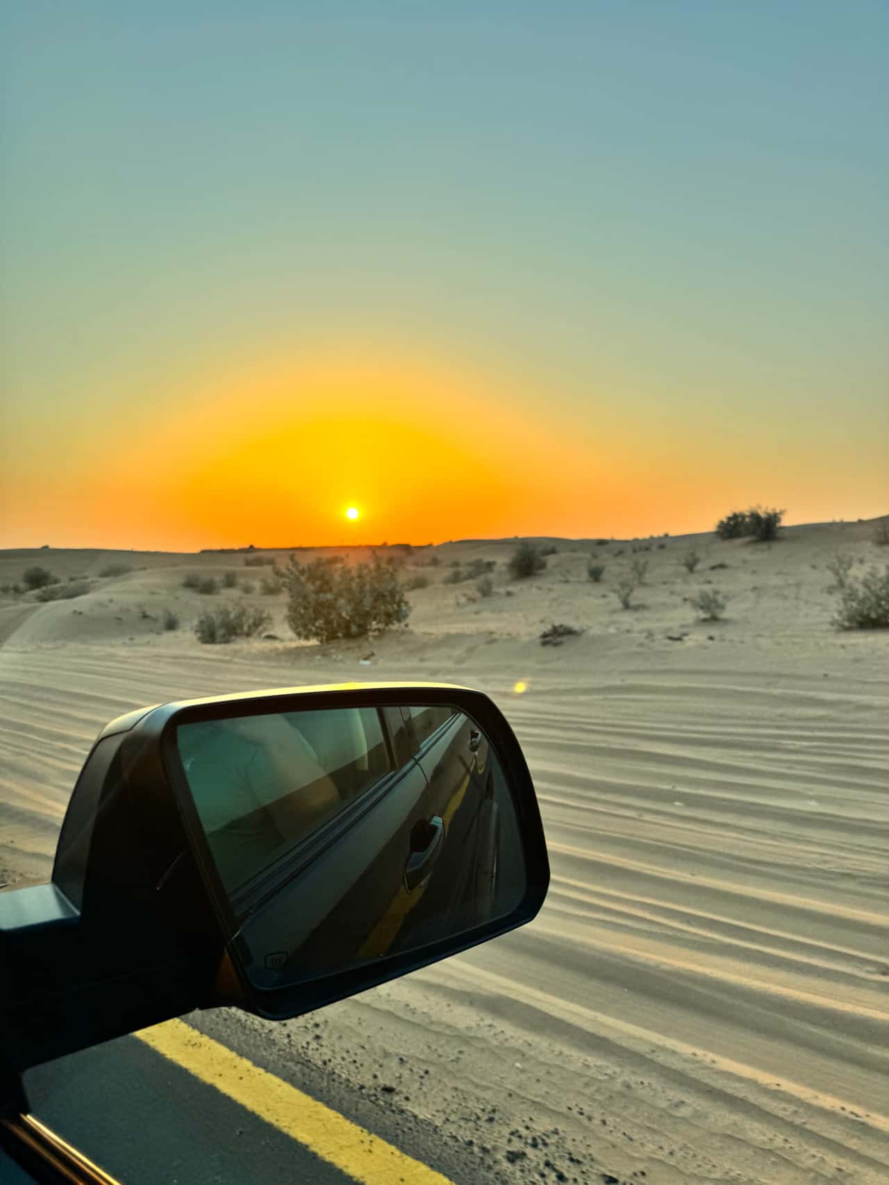 Водитель профессионал, шоу отличное, еда так себе. Море впечатлений