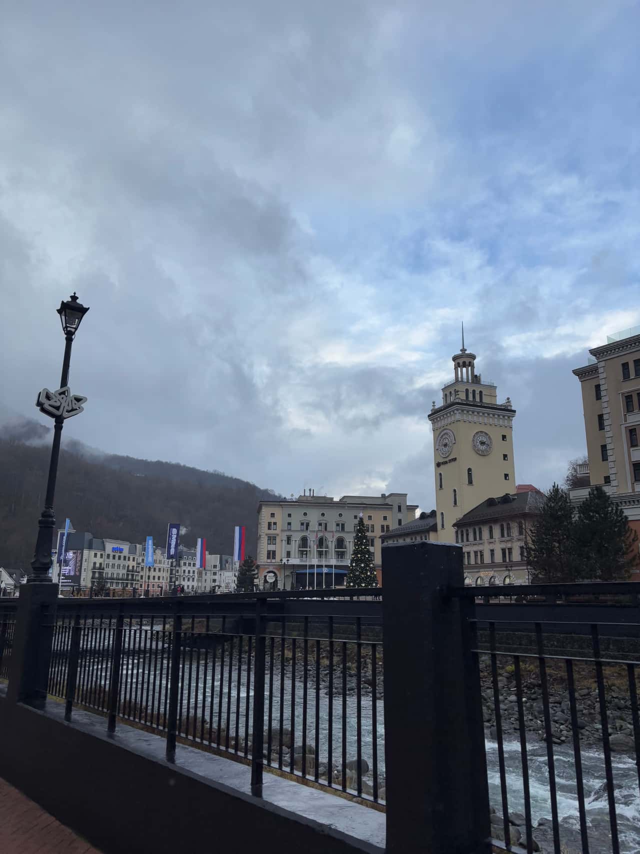 Поездка на Краснуб Поляну. Оплатили мы экскурсию 300 руб, за нами приехал белый минивэн мерседес, все