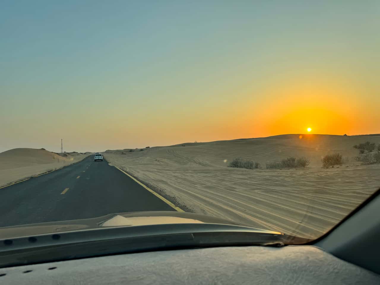 Водитель профессионал, шоу отличное, еда так себе. Море впечатлений