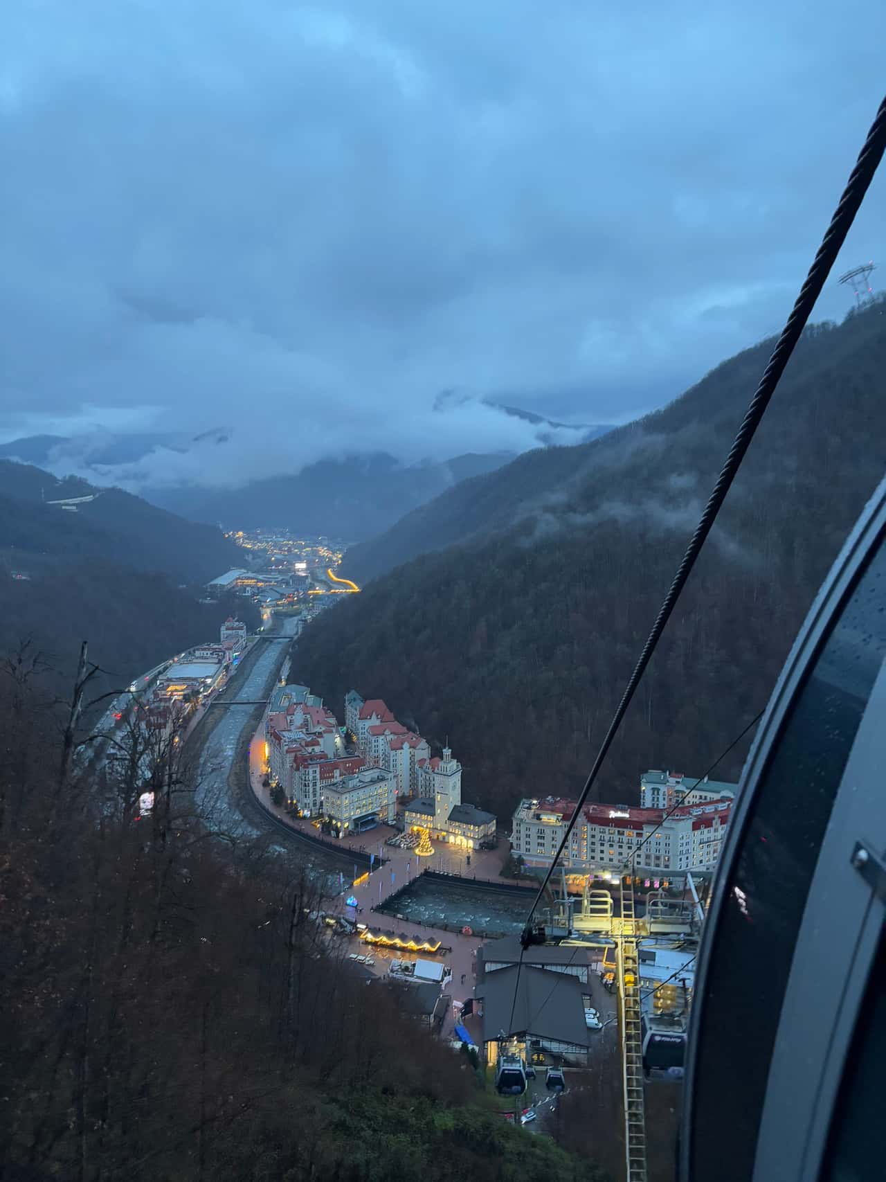 Поездка на Краснуб Поляну. Оплатили мы экскурсию 300 руб, за нами приехал белый минивэн мерседес, все