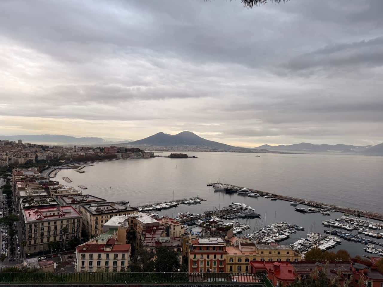 Записалась на экскурсию закат на Везувии, но приехала я в Неаполь в не сезон и застала дожди.